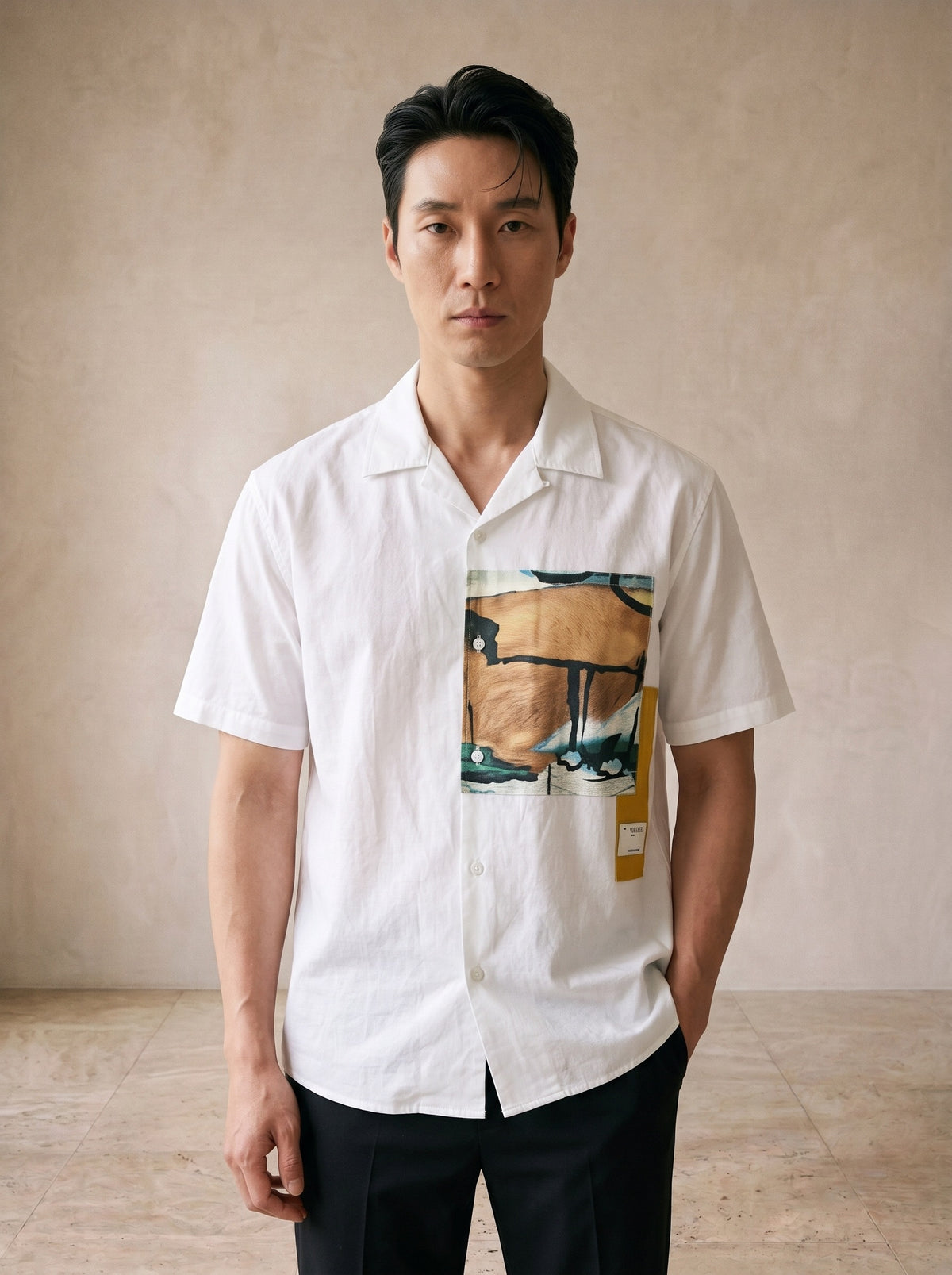 Branco | Camisa manga curta com painel estampado Sintra branco – vista de frente, recorte próximo