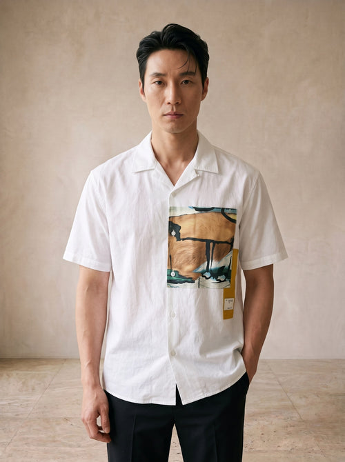 Branco | Camisa manga curta com painel estampado Sintra branco – vista de frente, recorte próximo