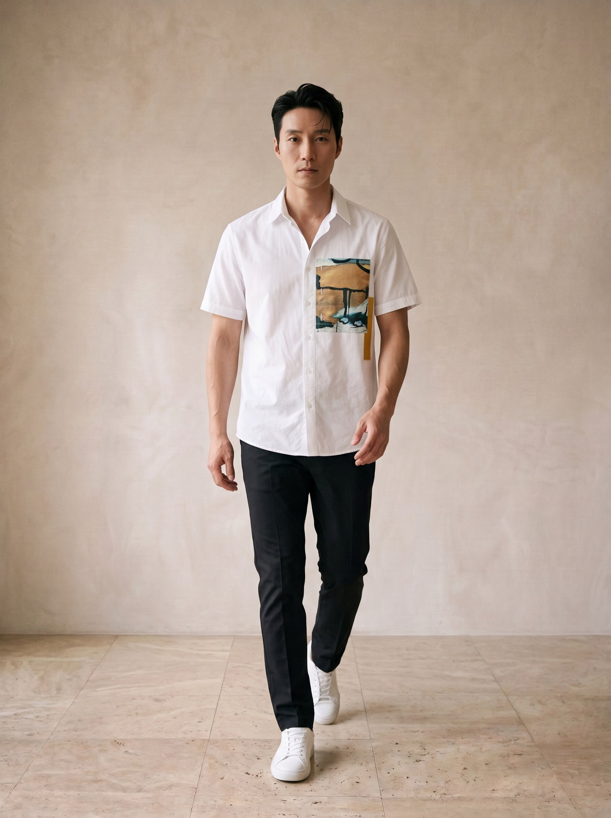 Branco | Camisa manga curta com painel estampado Sintra branco – corpo inteiro, modelo caminhando