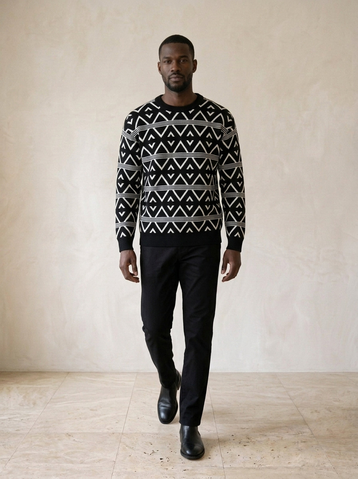Preto | Suéter jacquard zigue-zague Sion preto – corpo inteiro, modelo caminhando