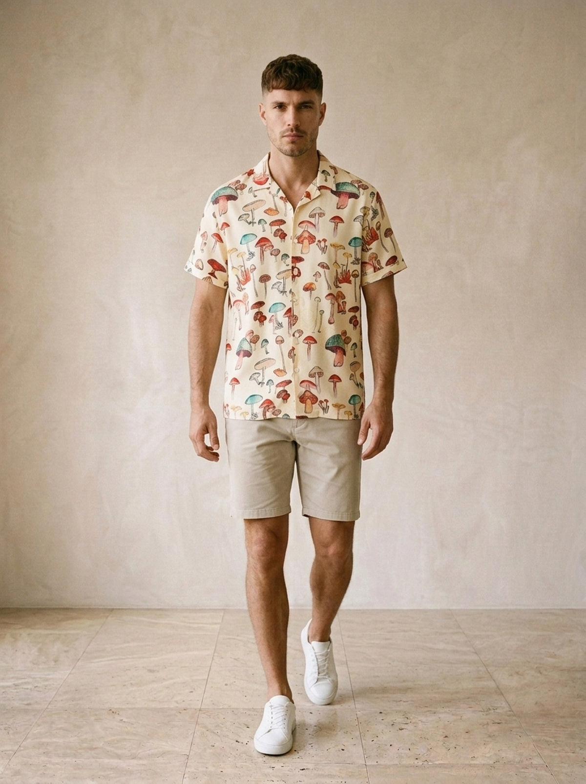 Camisa estampa cogumelos Sitges – corpo inteiro, modelo caminhando