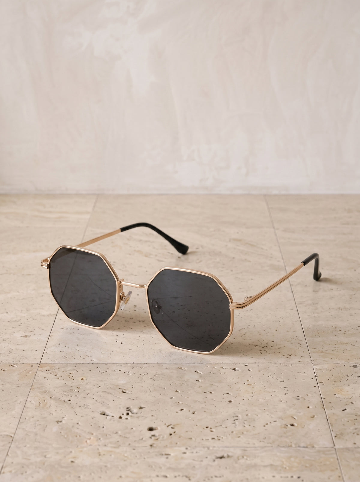Dourado com lente cinza | Óculos de sol poligonal de metal Skiathos dourado com lente cinza – vista três quartos