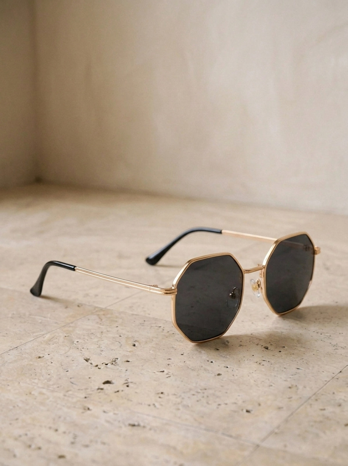 Dourado com lente cinza | Óculos de sol poligonal de metal Skiathos dourado com lente cinza – vista lateral, detalhe da haste