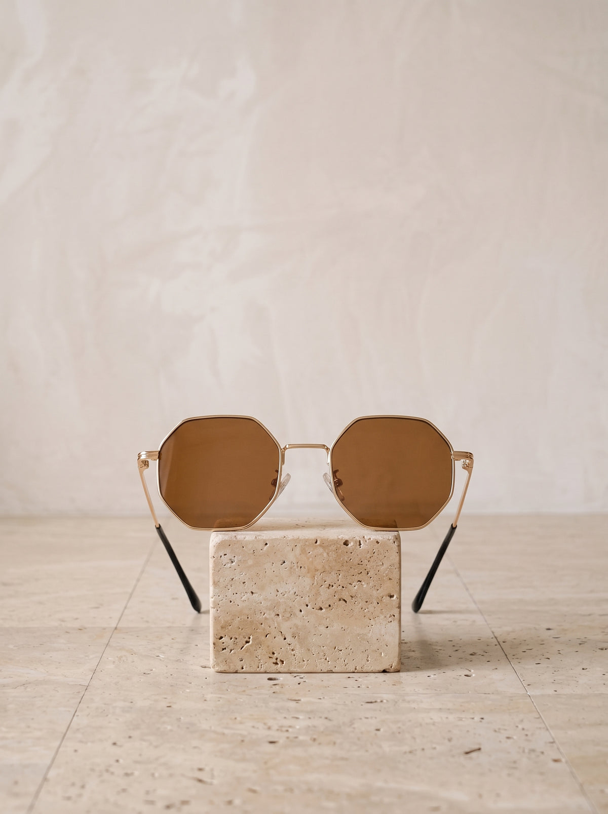 Dourado com lente marrom | Óculos de sol poligonal de metal Skiathos dourado com lente marrom – peça sozinha, foto de produto