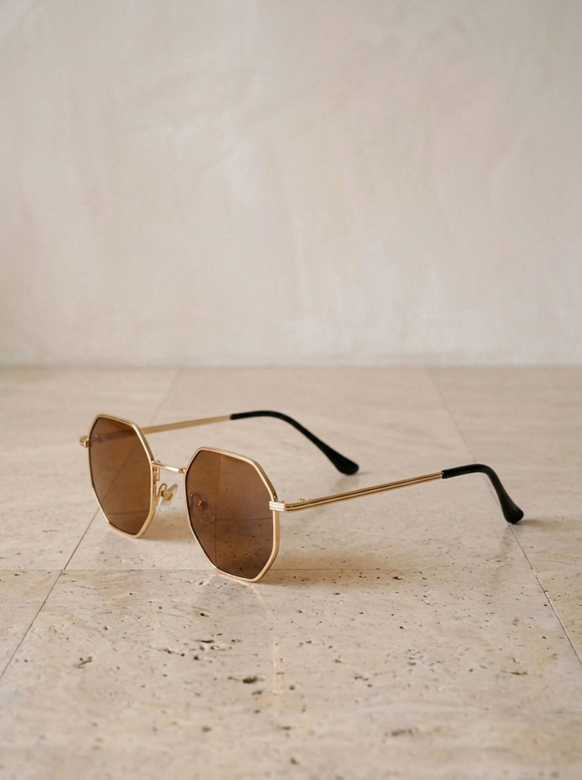 Dourado com lente marrom | Óculos de sol poligonal de metal Skiathos dourado com lente marrom – vista lateral, detalhe da haste