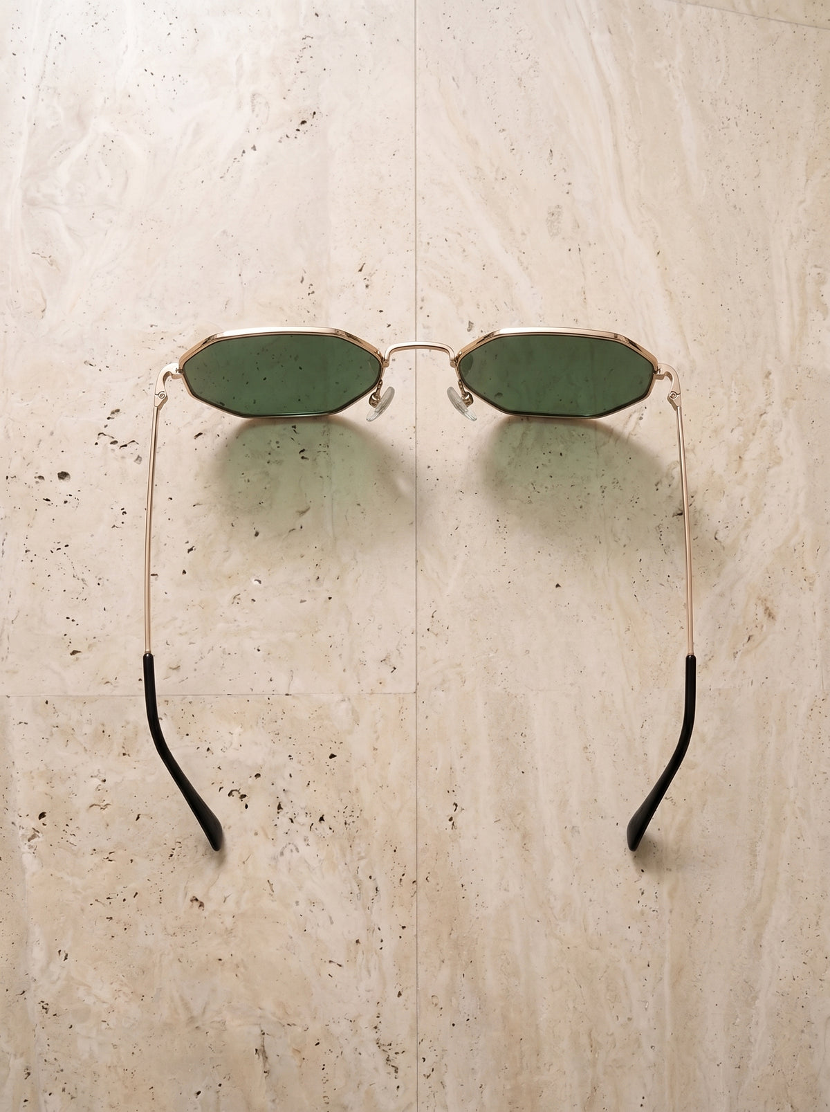 Dourado com lente verde | Óculos de sol poligonal de metal Skiathos dourado com lente verde – peça sozinha vista de cima