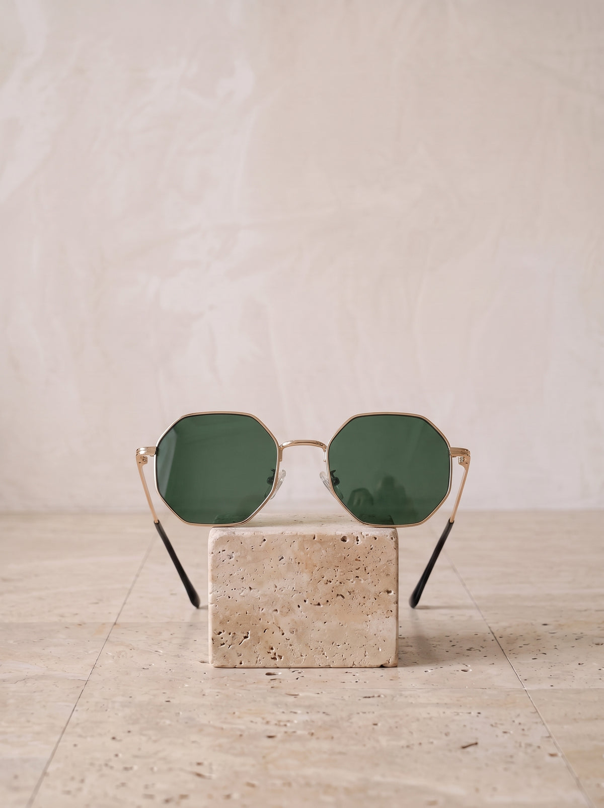 Dourado com lente verde | Óculos de sol poligonal de metal Skiathos dourado com lente verde – peça sozinha, foto de produto