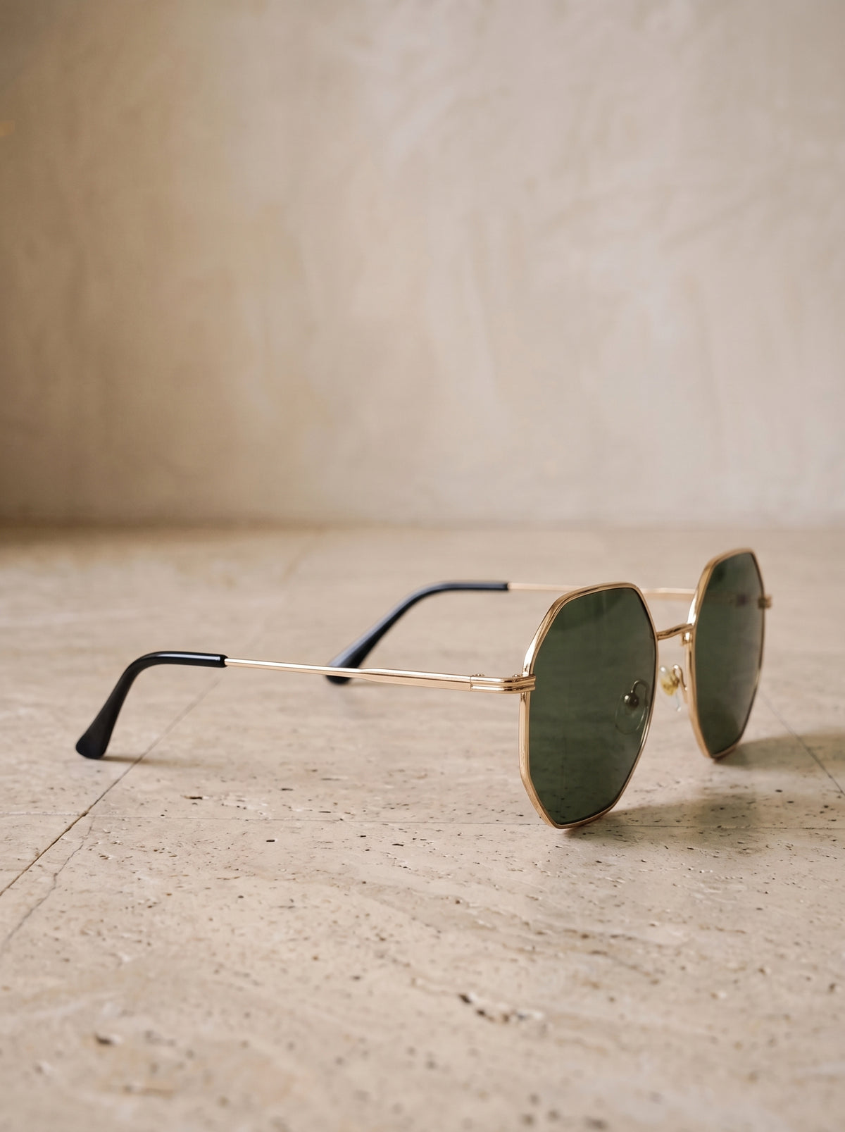 Dourado com lente verde | Óculos de sol poligonal de metal Skiathos dourado com lente verde – vista lateral, detalhe da haste