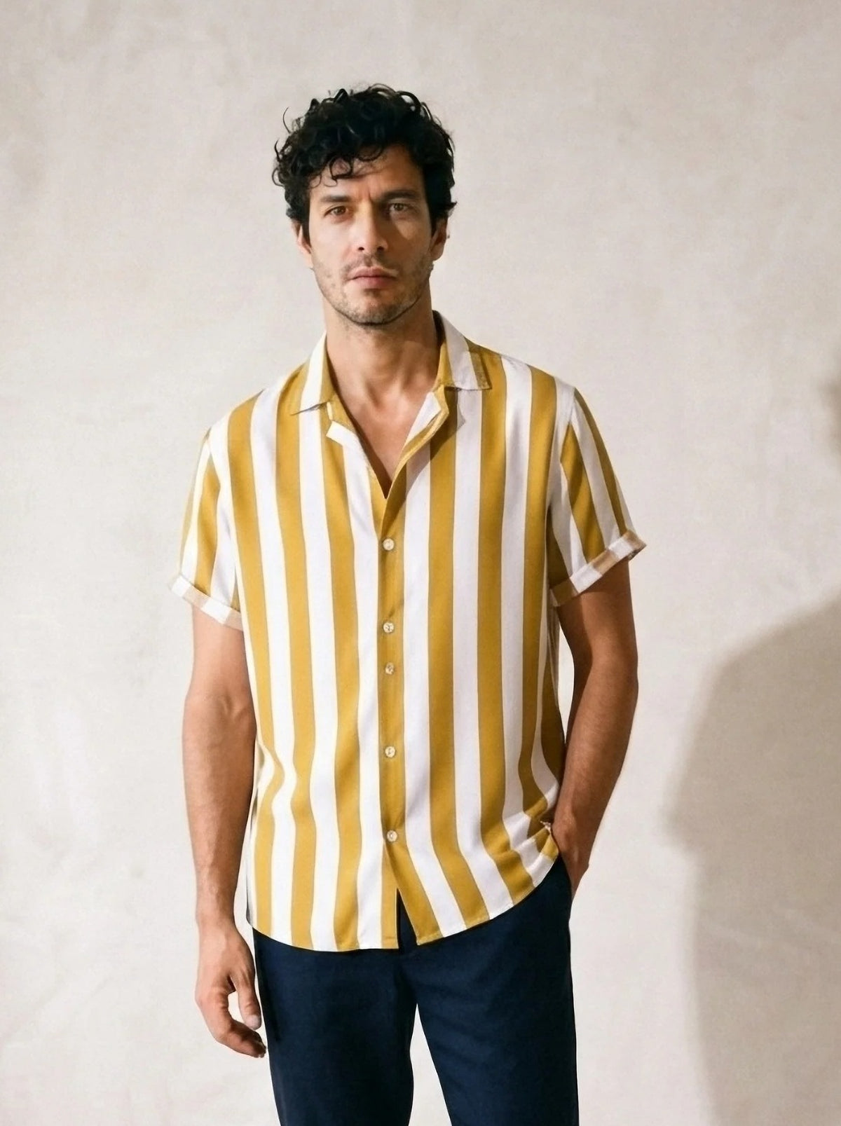 Amarelo | Camisa listrada Sóller amarelo – vista de frente, recorte próximo