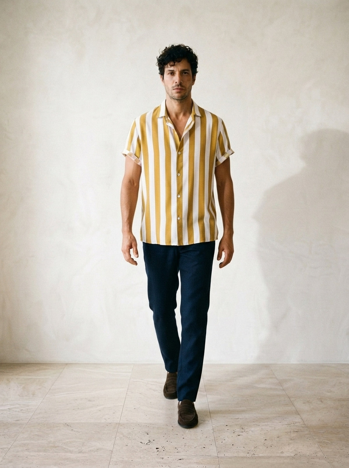 Amarelo | Camisa listrada Sóller amarelo – corpo inteiro, modelo caminhando