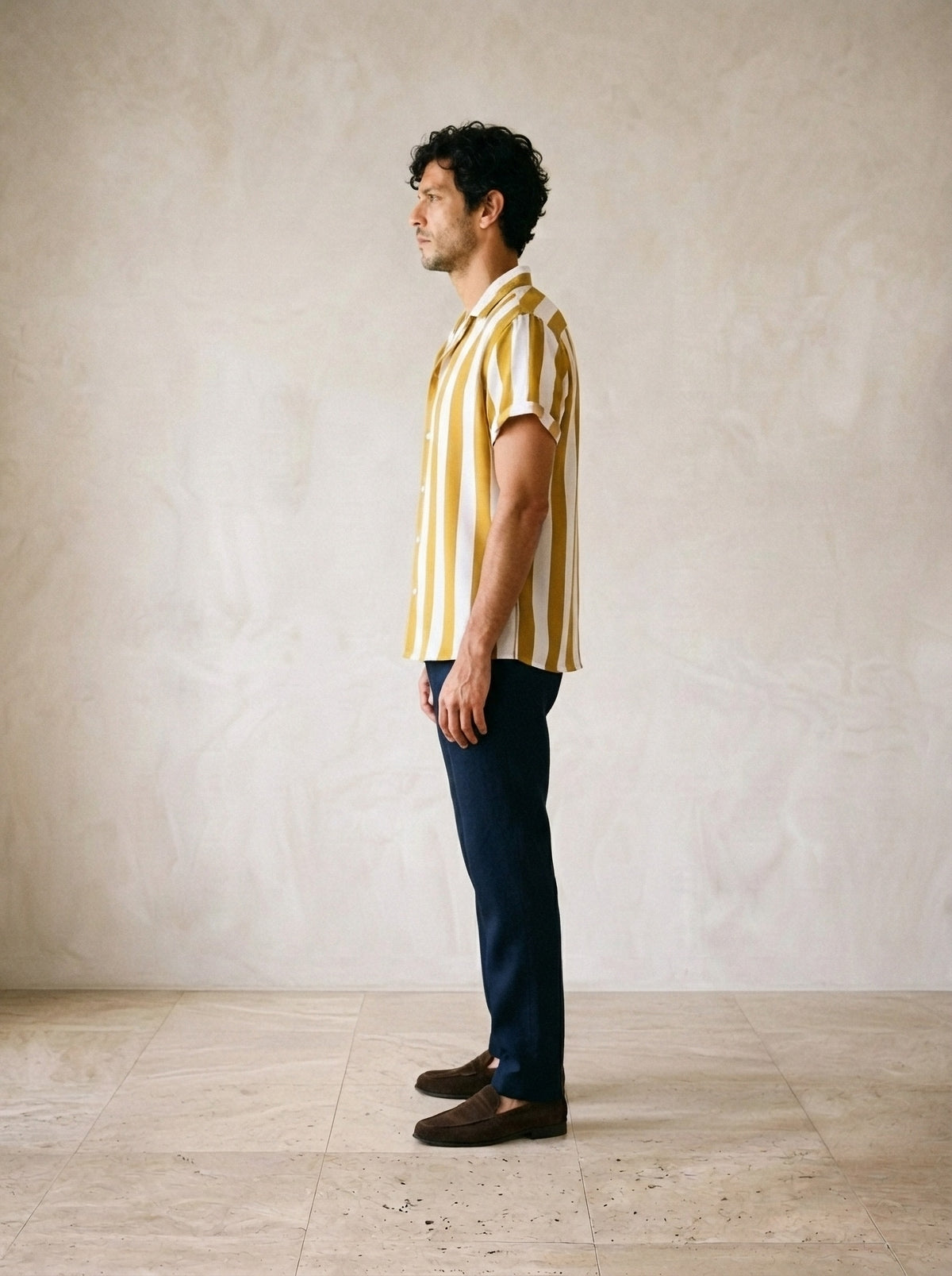 Amarelo | Camisa listrada Sóller amarelo – vista de perfil