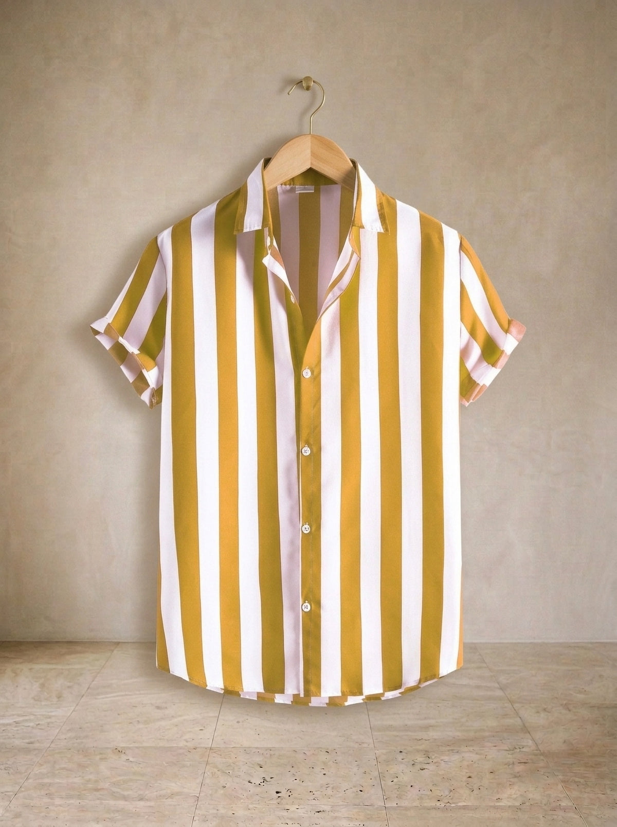 Amarelo | Camisa listrada Sóller amarelo – peça sozinha, no cabide de madeira