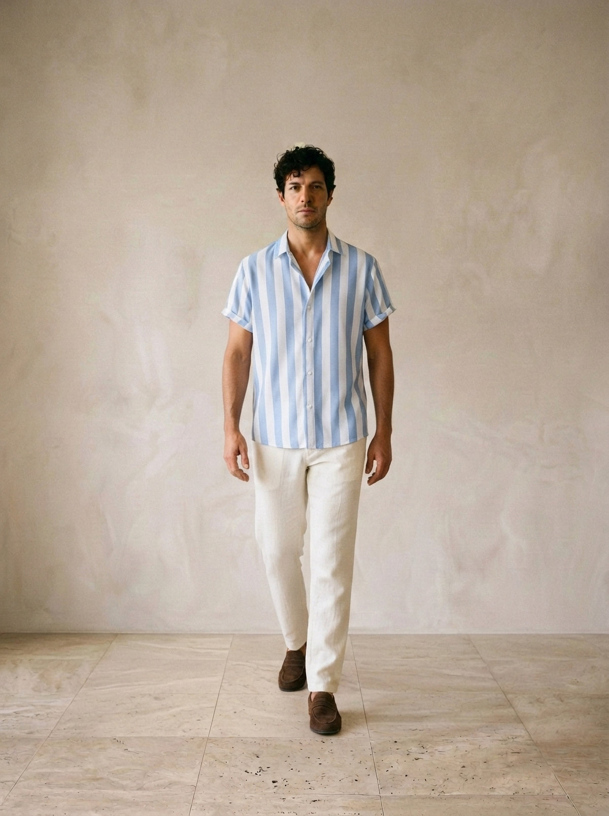 Azul-claro | Camisa listrada Sóller azul-claro – corpo inteiro, modelo caminhando