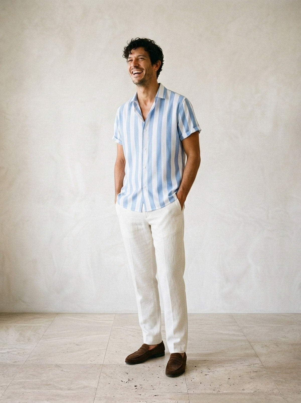 Azul-claro | Camisa listrada Sóller azul-claro – modelo sorrindo, recorte médio