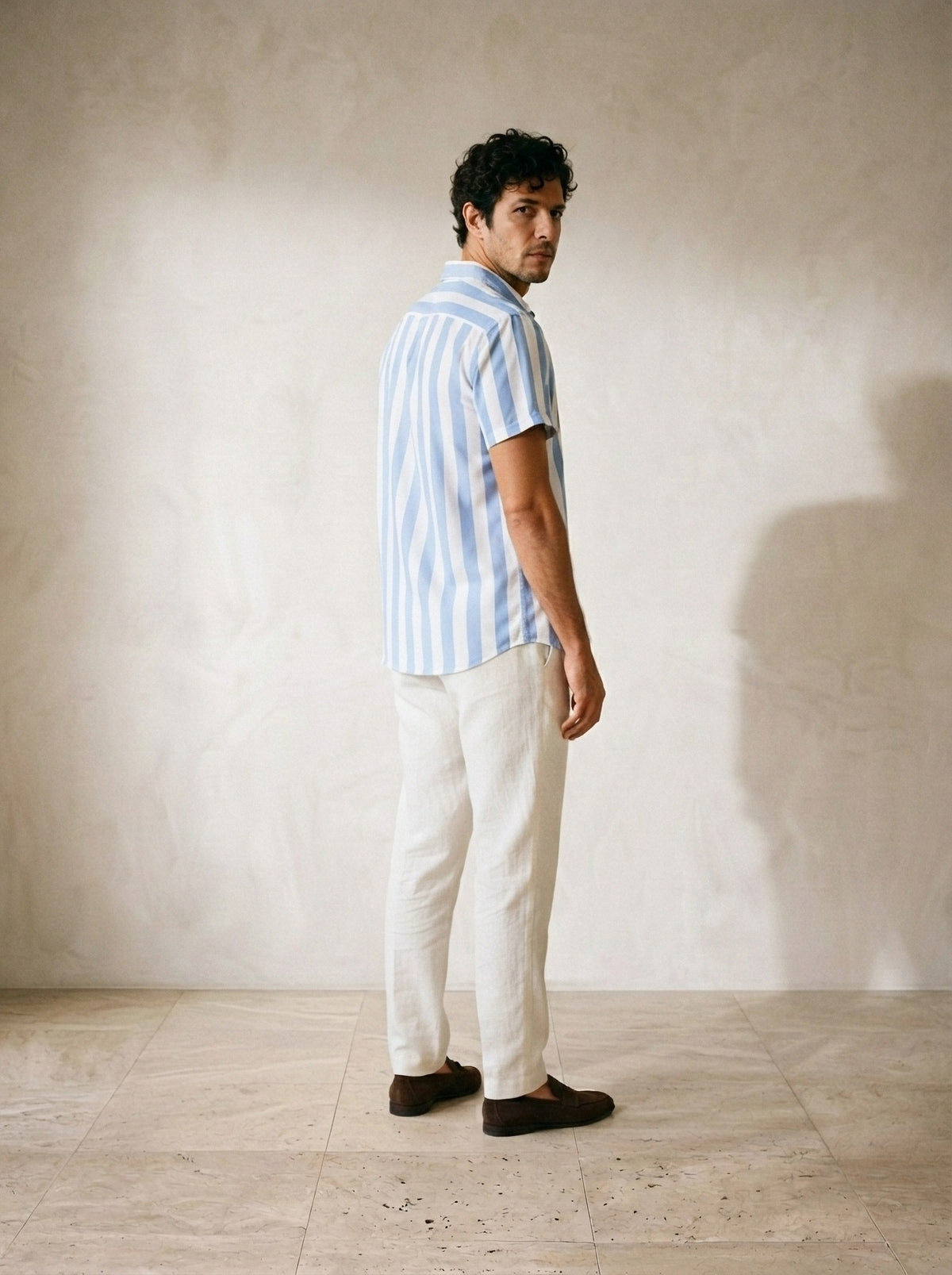 Azul-claro | Camisa listrada Sóller azul-claro – costas, olhando por cima do ombro