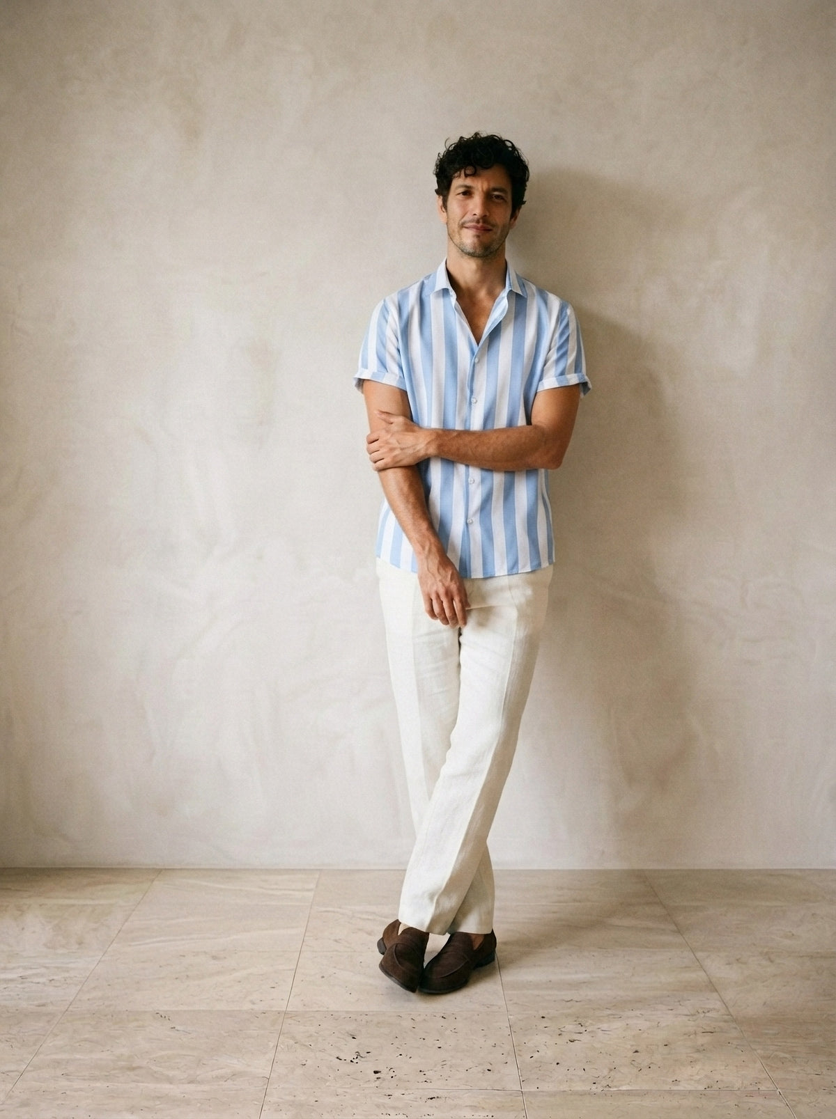 Azul-claro | Camisa listrada Sóller azul-claro – modelo encostado na parede