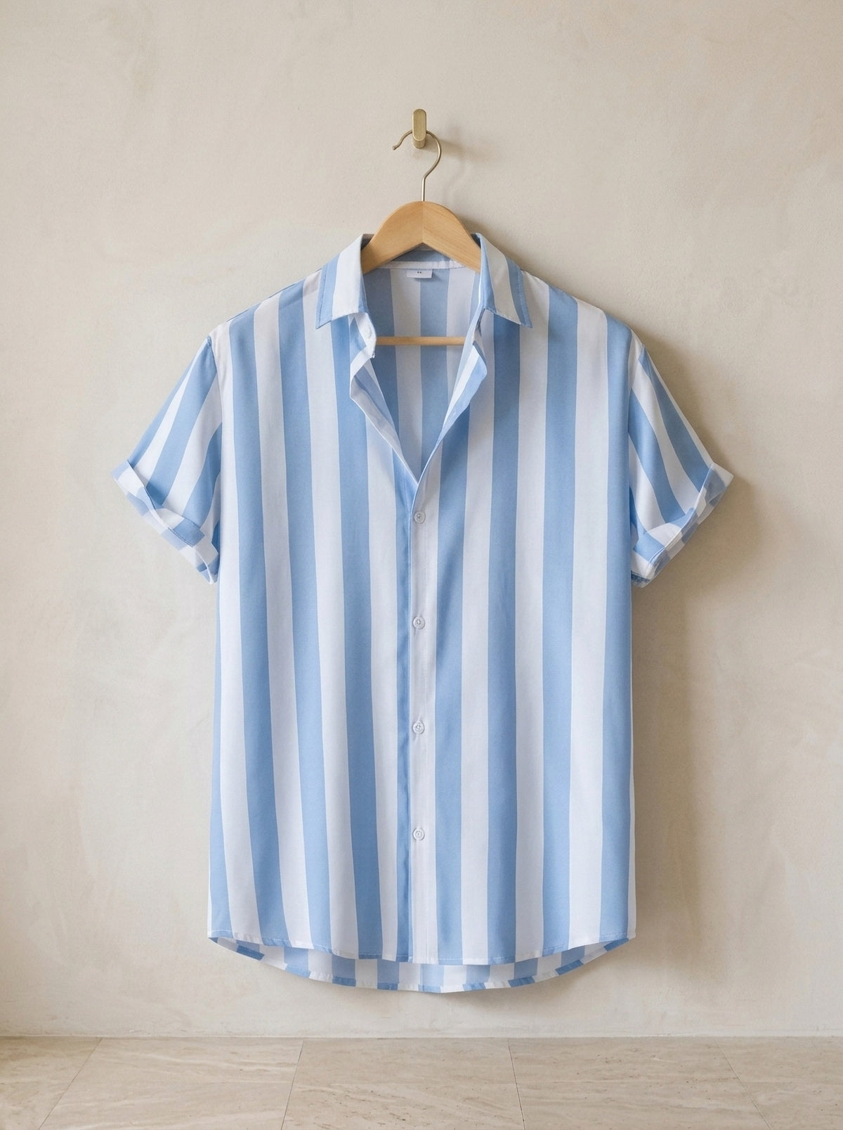 Azul-claro | Camisa listrada Sóller azul-claro – peça sozinha, no cabide de madeira