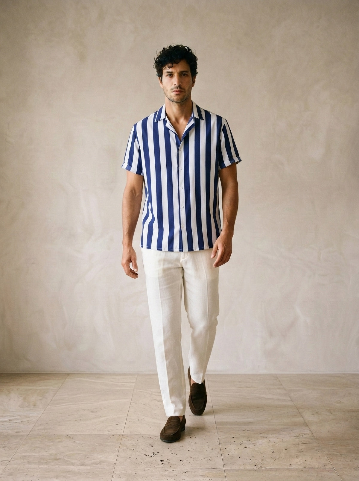 Azul-marinho | Camisa listrada Sóller azul-marinho – corpo inteiro, modelo caminhando