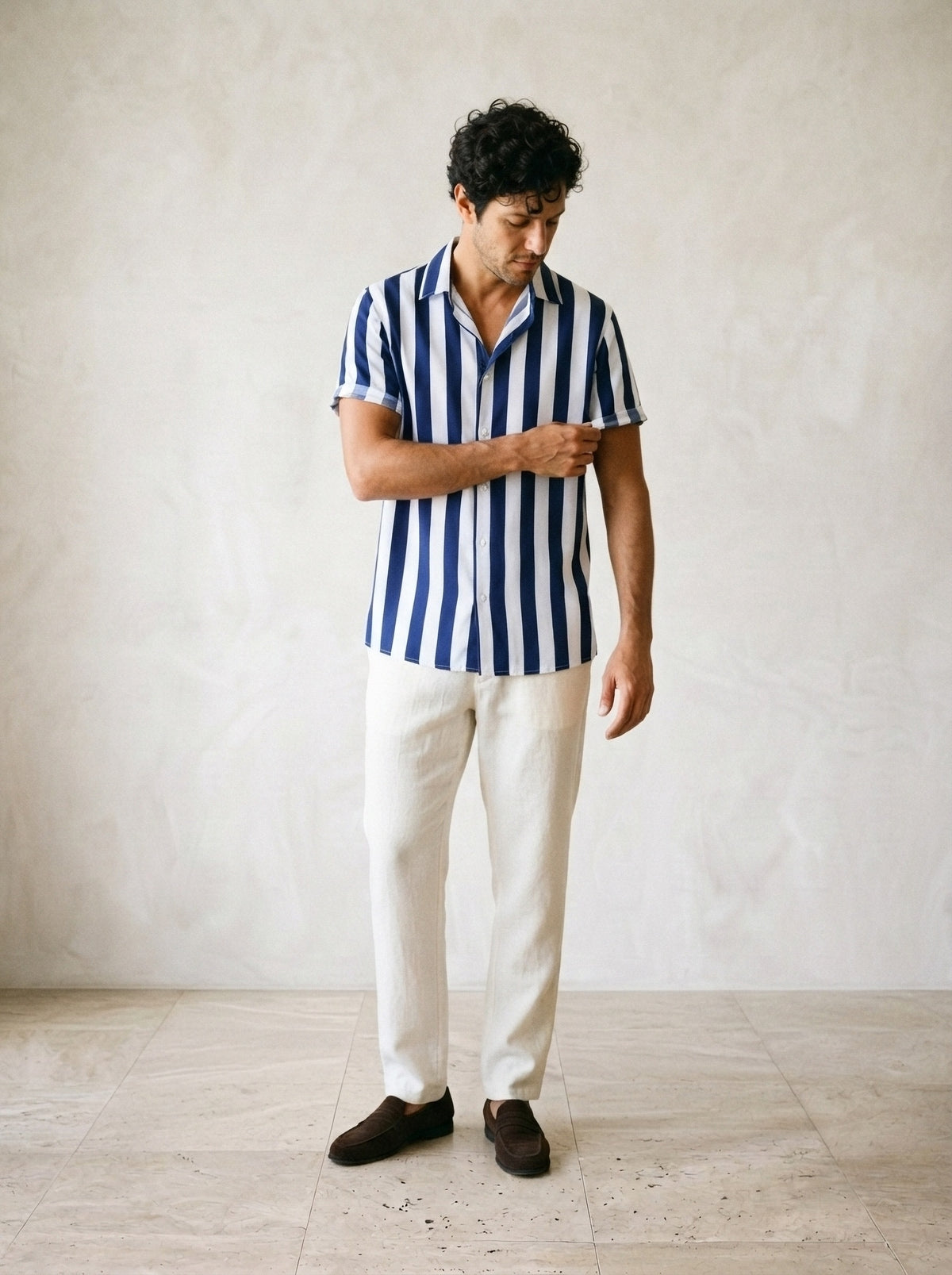 Azul-marinho | Camisa listrada Sóller azul-marinho – modelo ajustando a manga