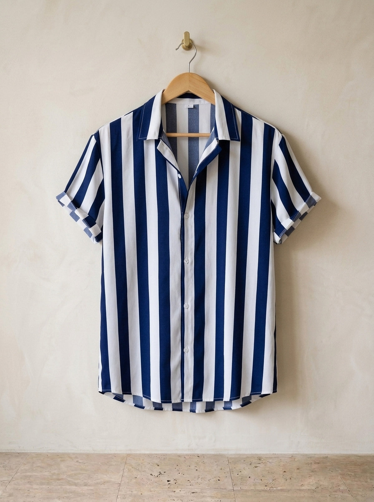 Azul-marinho | Camisa listrada Sóller azul-marinho – peça sozinha, no cabide de madeira