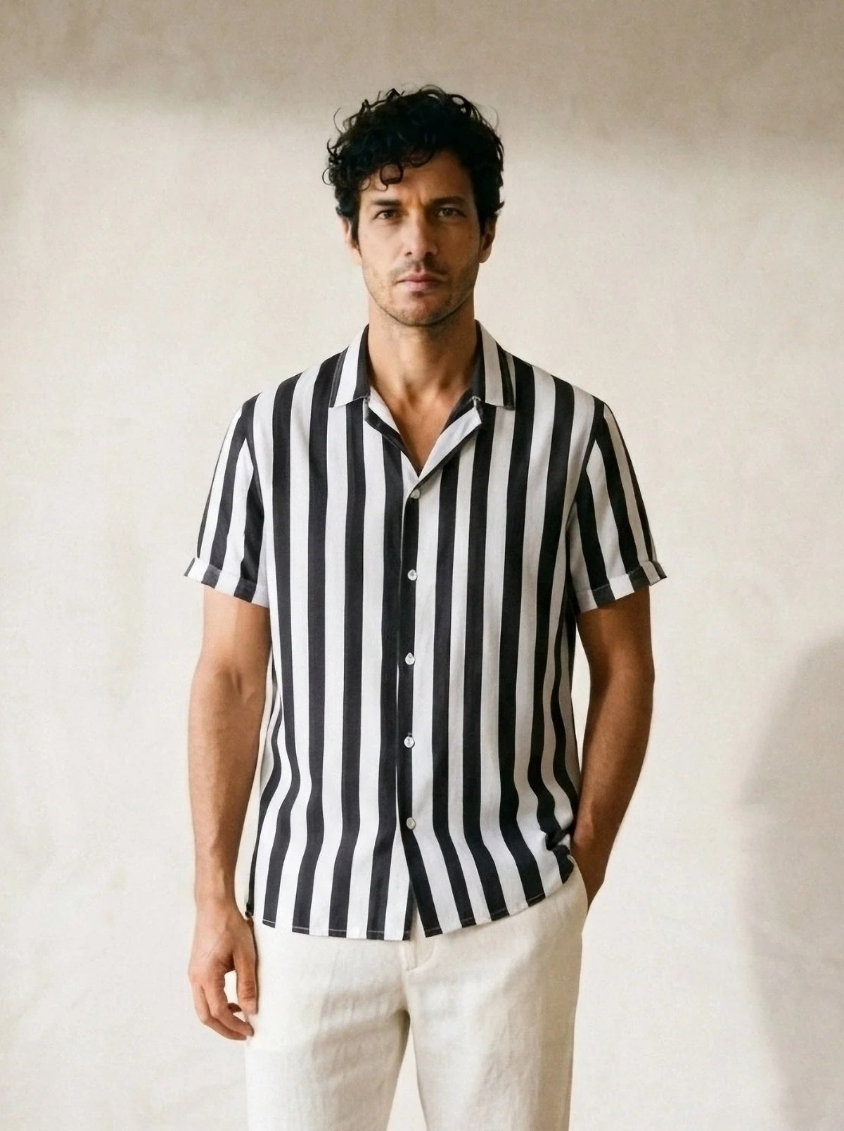 Preto | Camisa listrada Sóller preto – vista de frente, recorte próximo