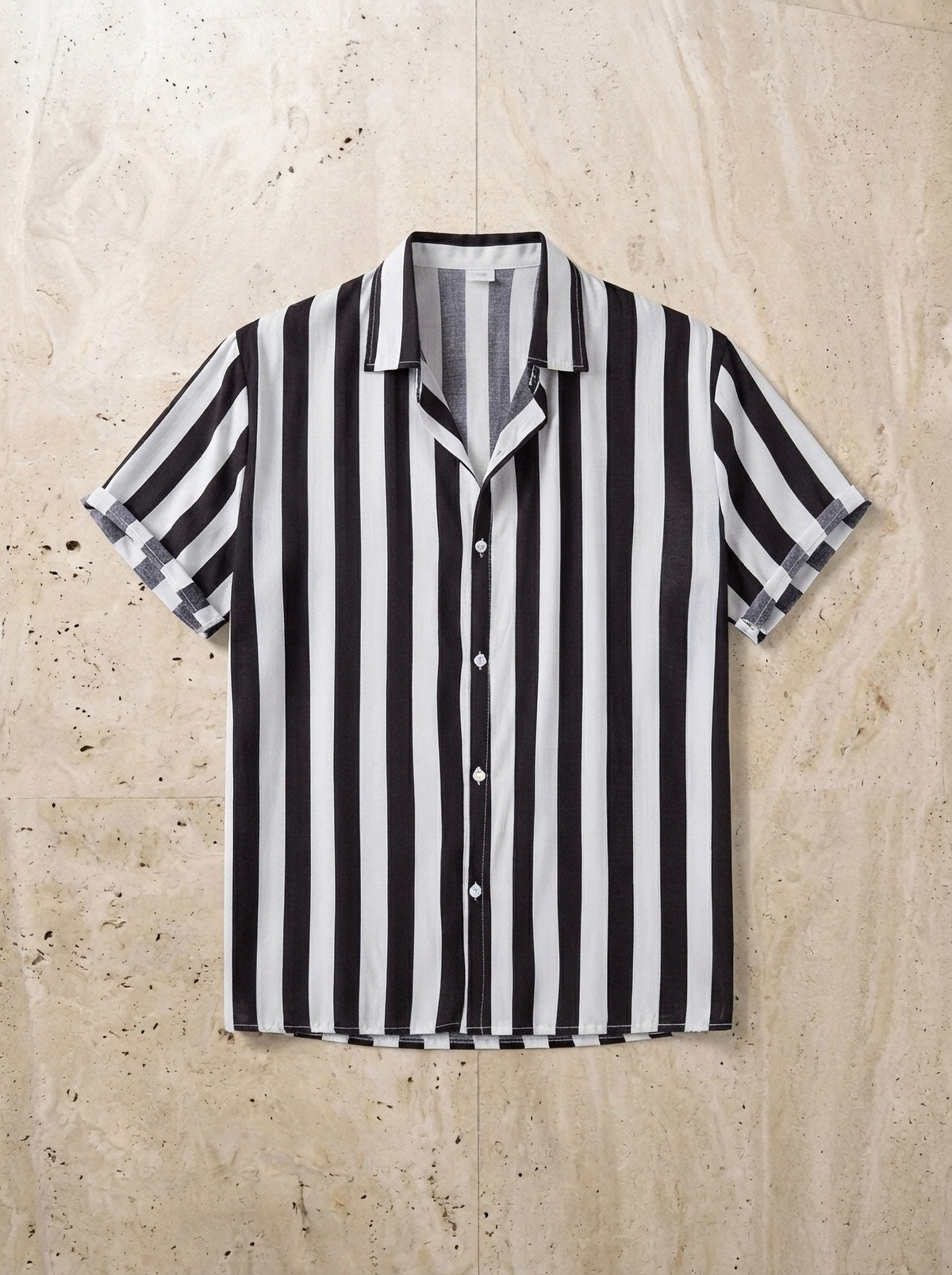 Preto | Camisa listrada Sóller preto – peça sozinha vista de cima