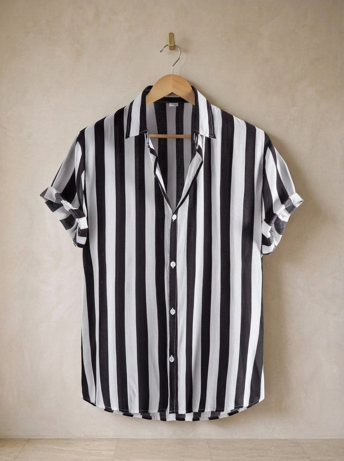 Preto | Camisa listrada Sóller preto – peça sozinha, no cabide de madeira
