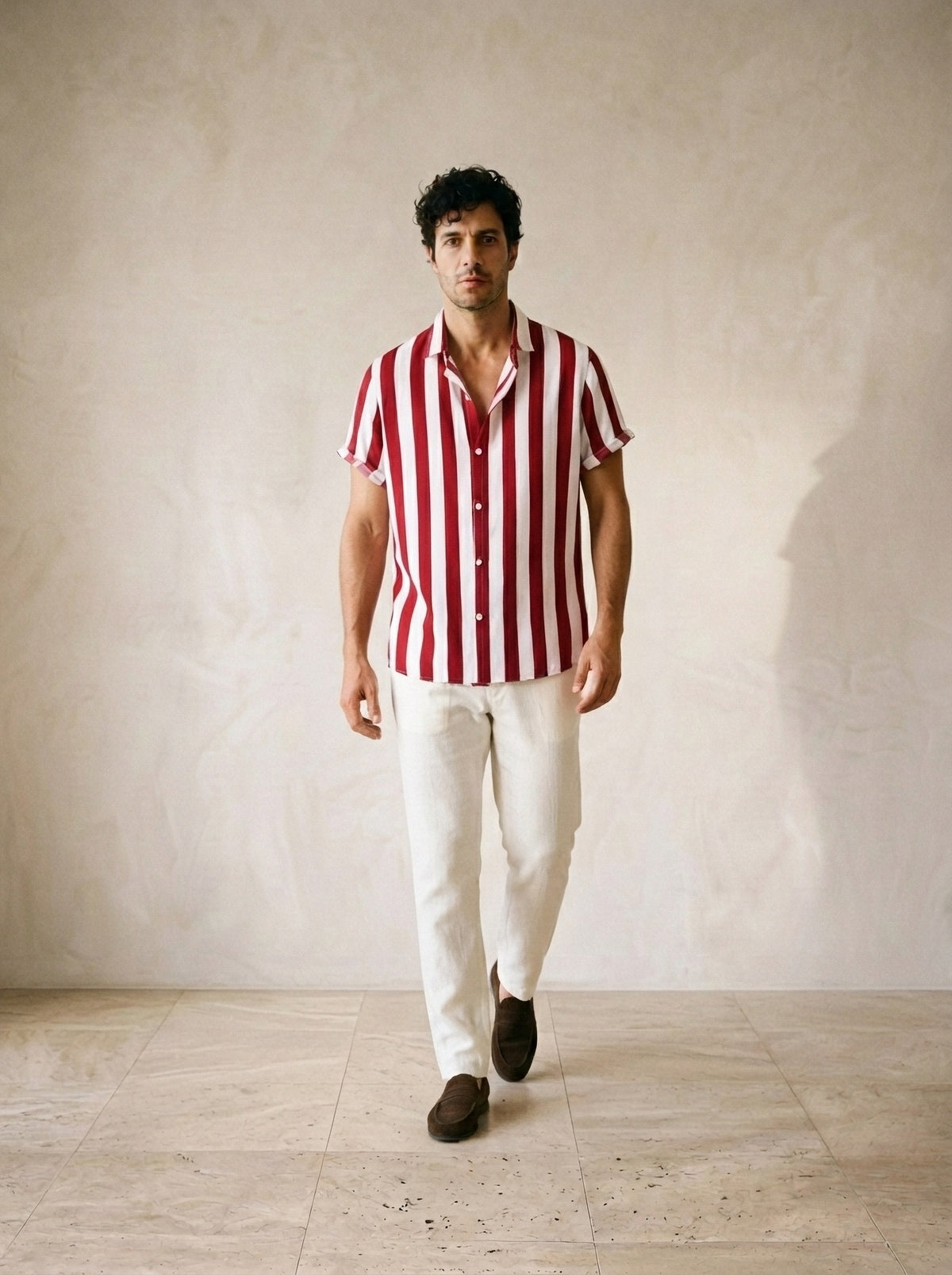 Vermelho-escuro | Camisa listrada Sóller vermelho-escuro – corpo inteiro, modelo caminhando