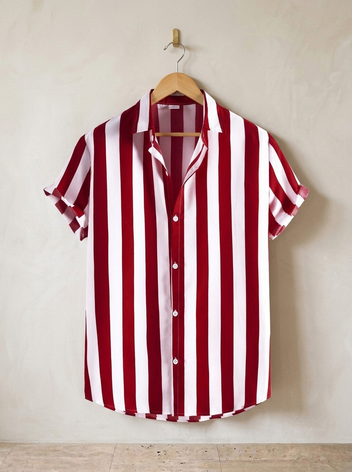 Vermelho-escuro | Camisa listrada Sóller vermelho-escuro – peça sozinha, no cabide de madeira