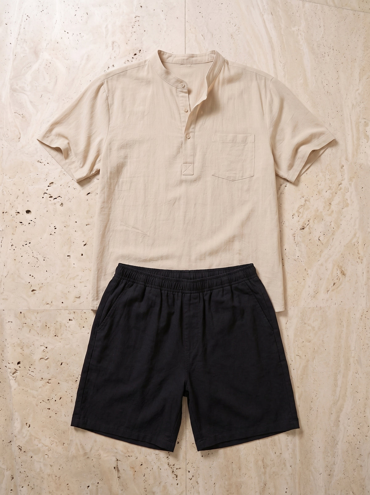 Bege com short preto | Conjunto bata henley e short de algodão Sóller bege com short preto – peça sozinha vista de cima