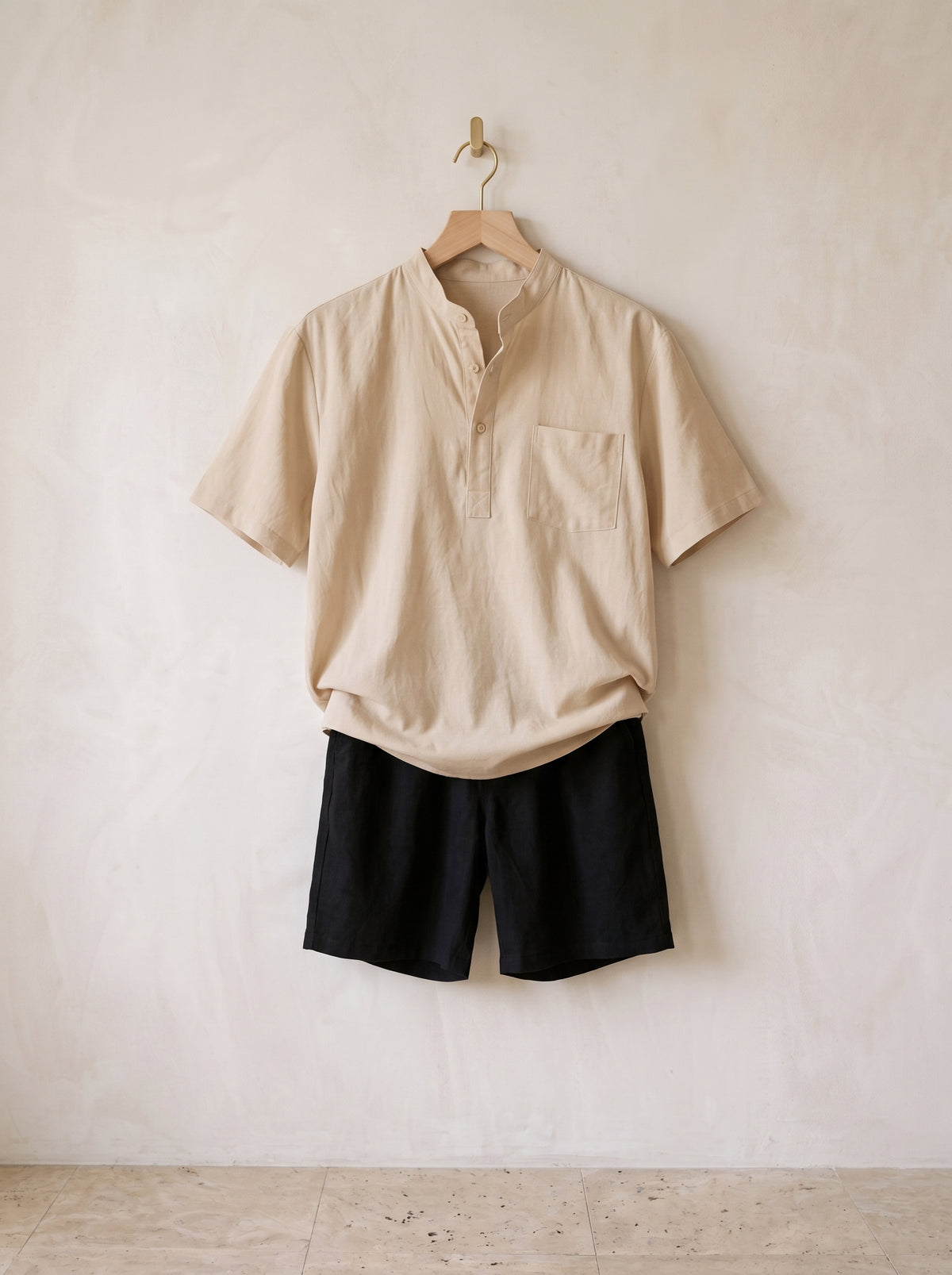Bege com short preto | Conjunto bata henley e short de algodão Sóller bege com short preto – peça sozinha, foto de produto