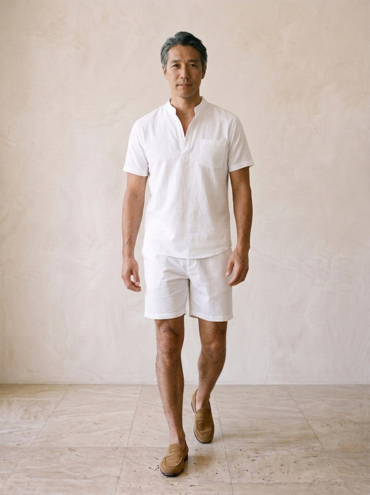 Branco | Conjunto bata henley e short de algodão Sóller branco – corpo inteiro, modelo caminhando
