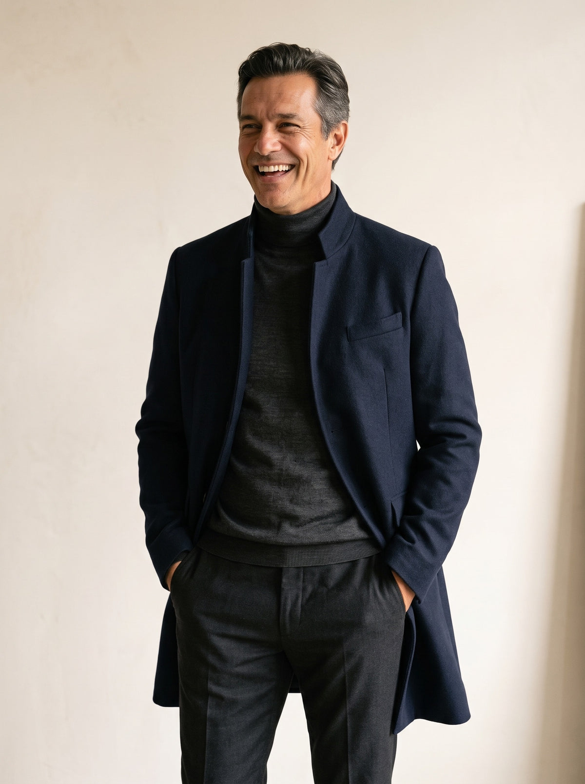 Azul-marinho | Sobretudo com gola padre Sovana azul-marinho – modelo sorrindo, recorte médio