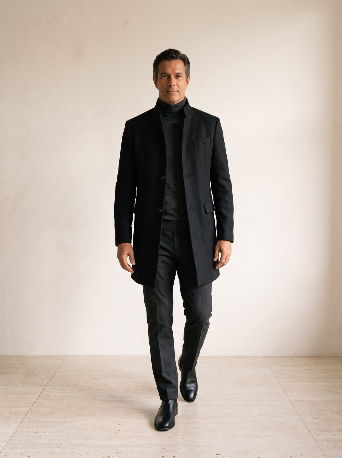 Preto | Sobretudo com gola padre Sovana preto – corpo inteiro, modelo caminhando