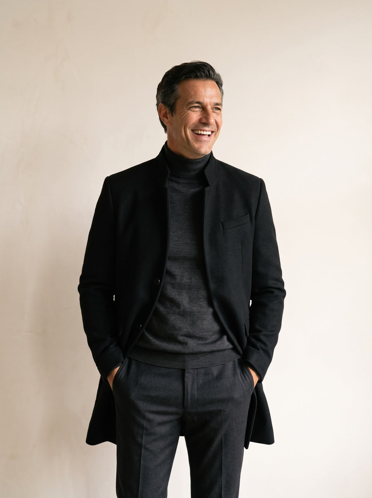 Preto | Sobretudo com gola padre Sovana preto – modelo sorrindo, recorte médio