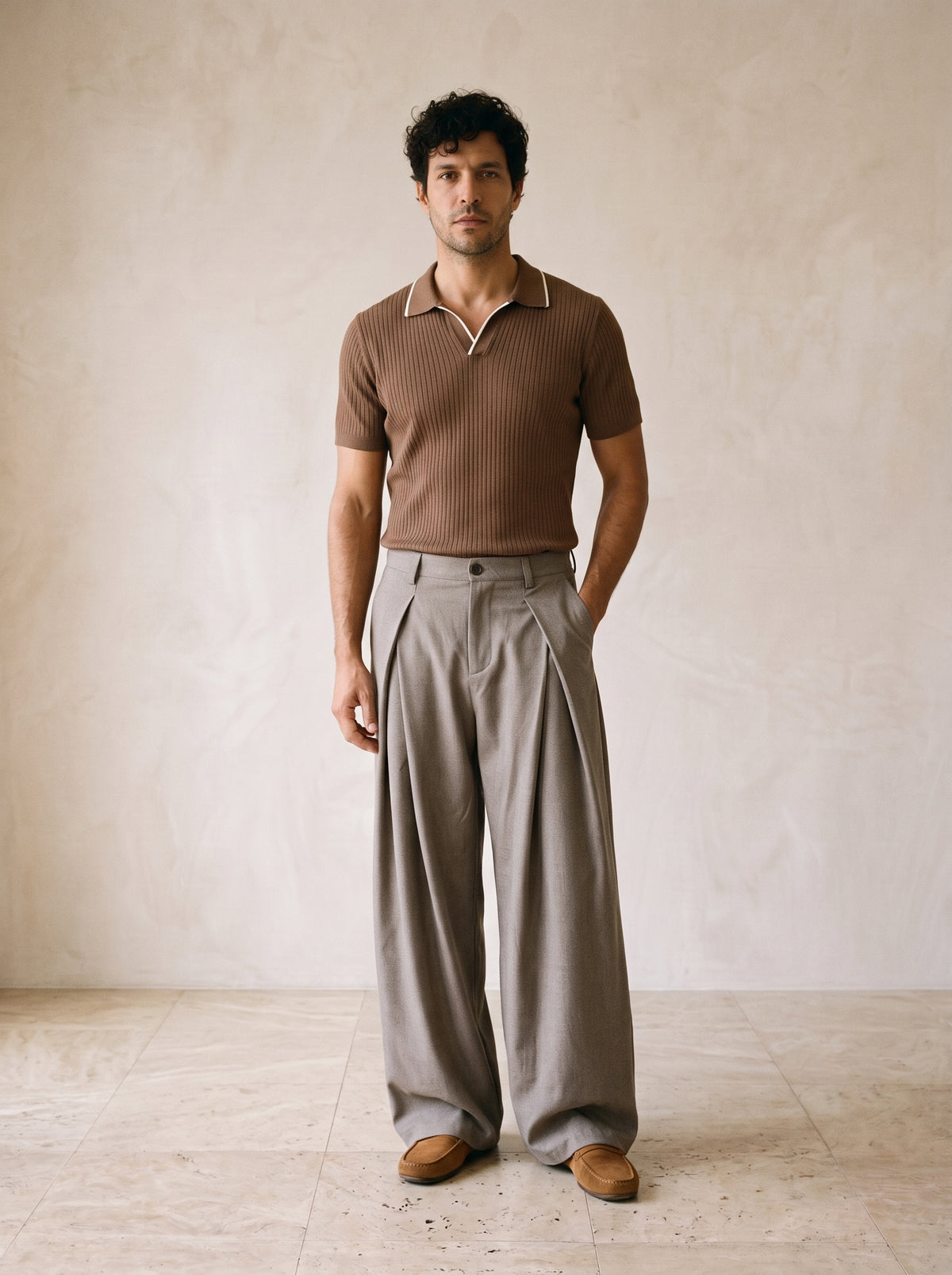 Taupe | Calça perna larga com pregas Sperlonga taupe – vista de frente, corpo inteiro