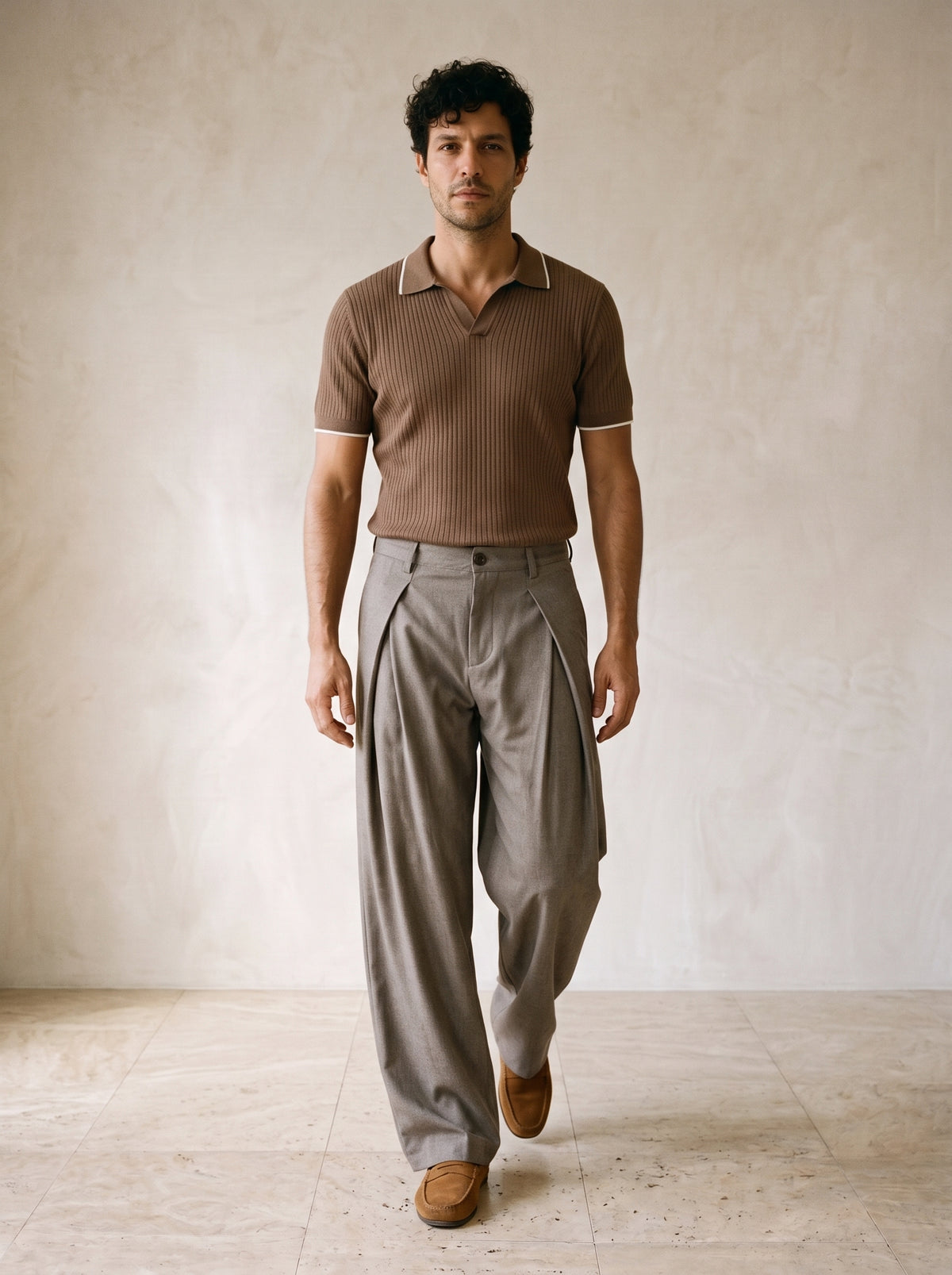 Taupe | Calça perna larga com pregas Sperlonga taupe – corpo inteiro, modelo caminhando