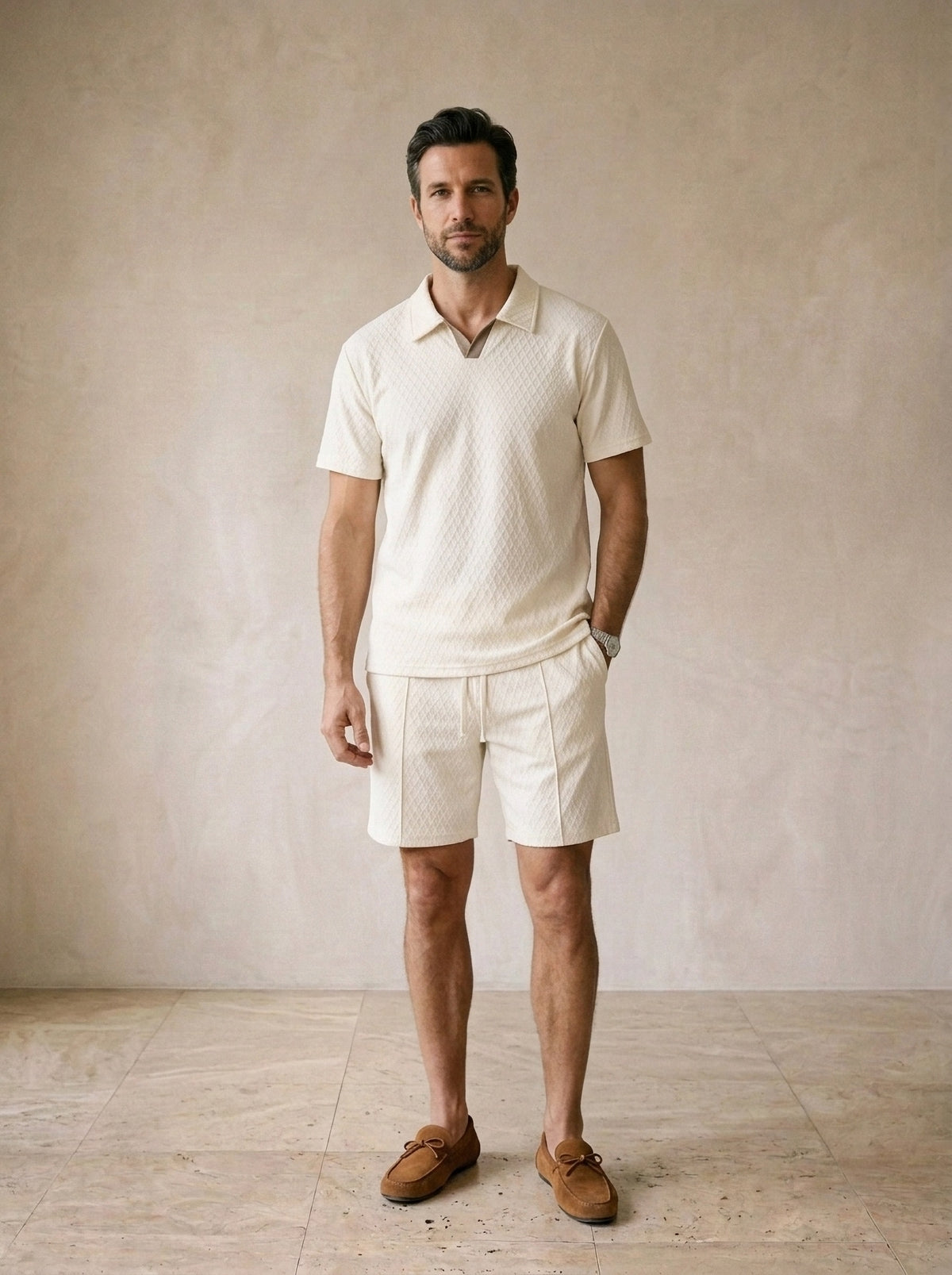 Bege | Conjunto polo de tricô e short Spetses bege – vista de frente, recorte próximo