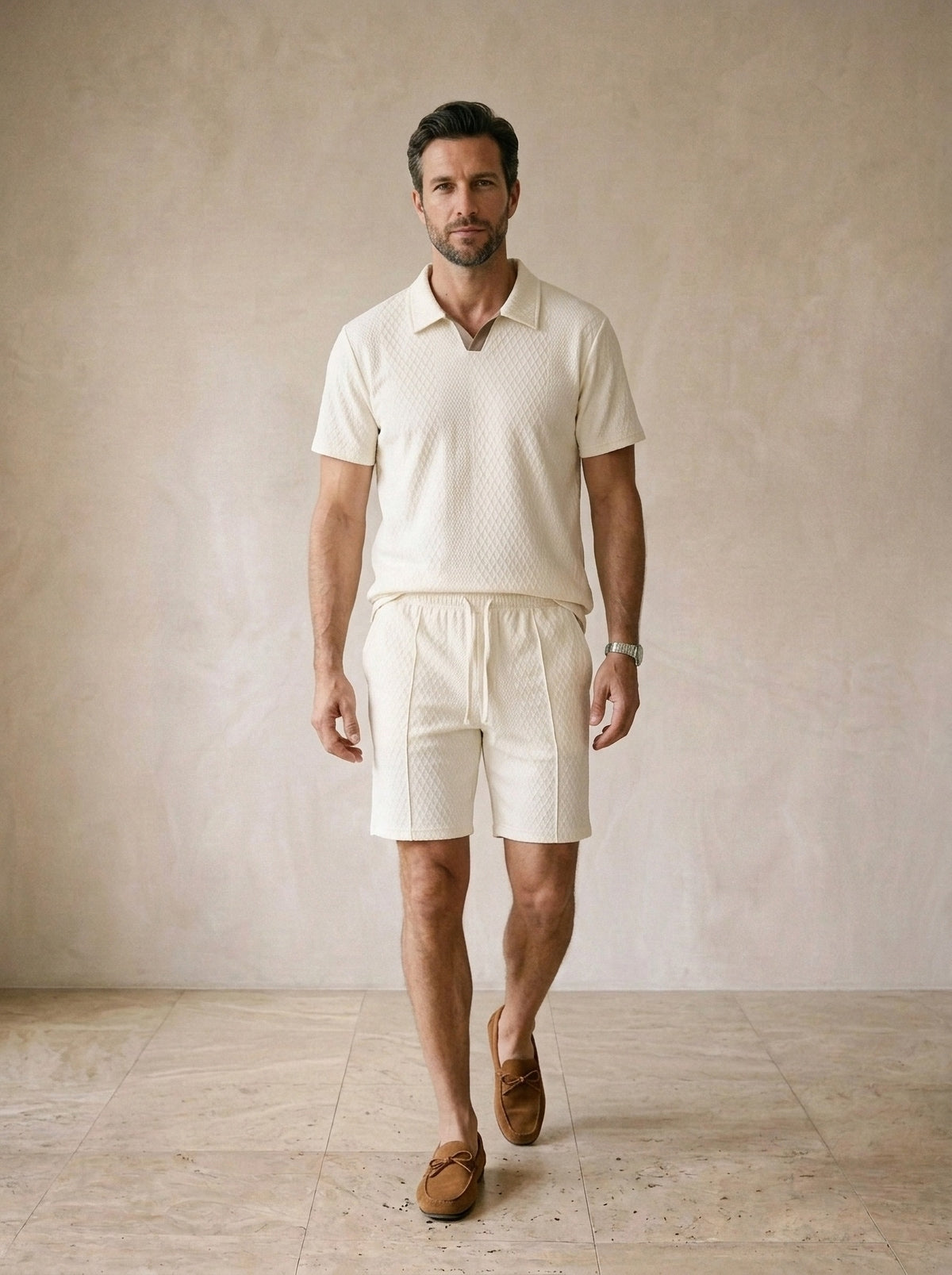 Bege | Conjunto polo de tricô e short Spetses bege – corpo inteiro, modelo caminhando
