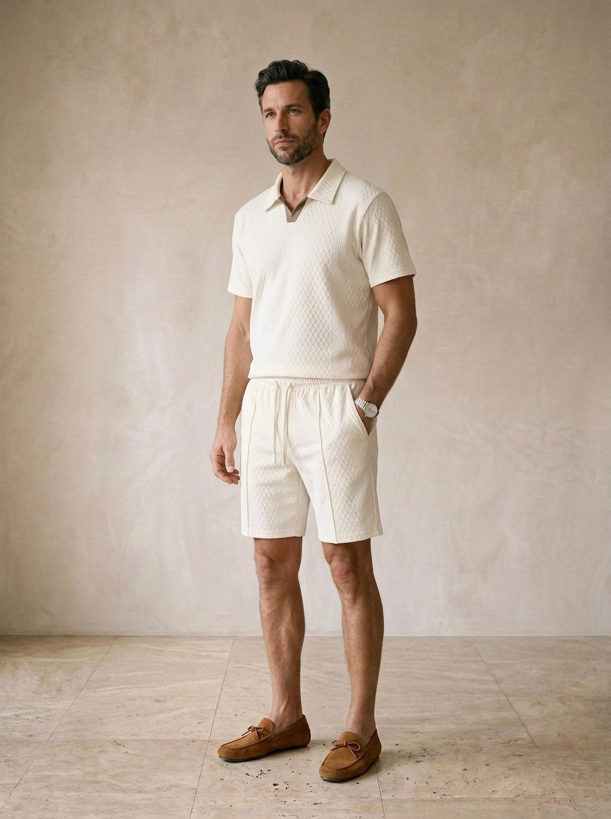 Bege | Conjunto polo de tricô e short Spetses bege – vista três quartos