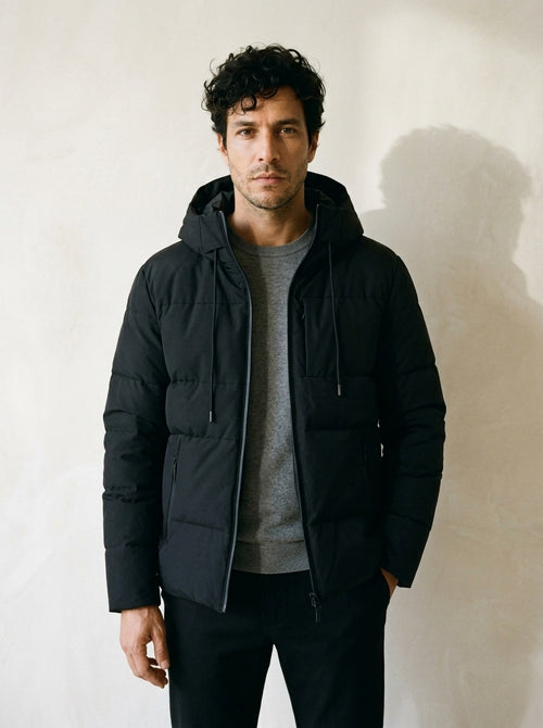Preto | Jaqueta puffer com capuz Spoleto preto – vista de frente, recorte próximo