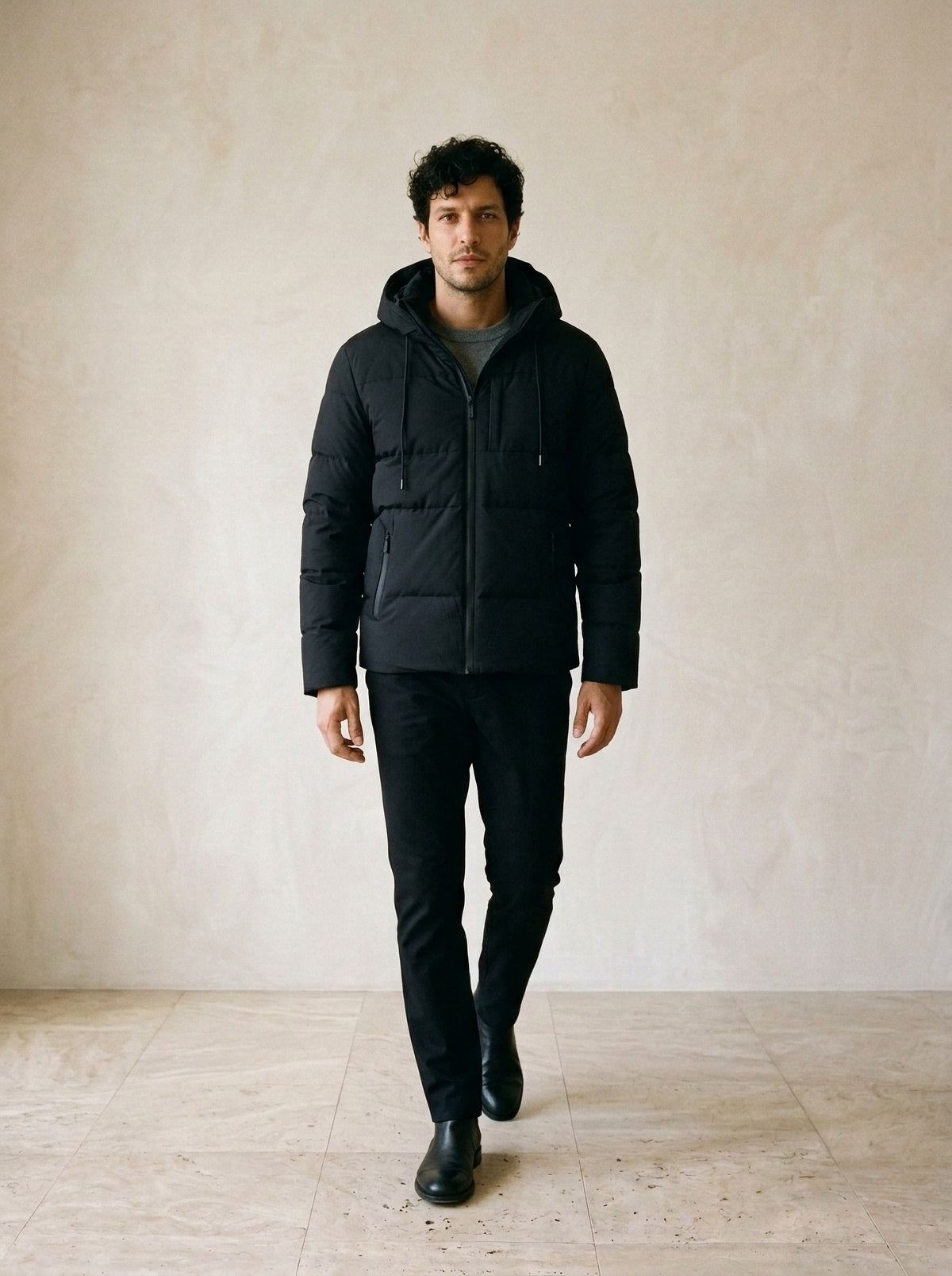Preto | Jaqueta puffer com capuz Spoleto preto – corpo inteiro, modelo caminhando