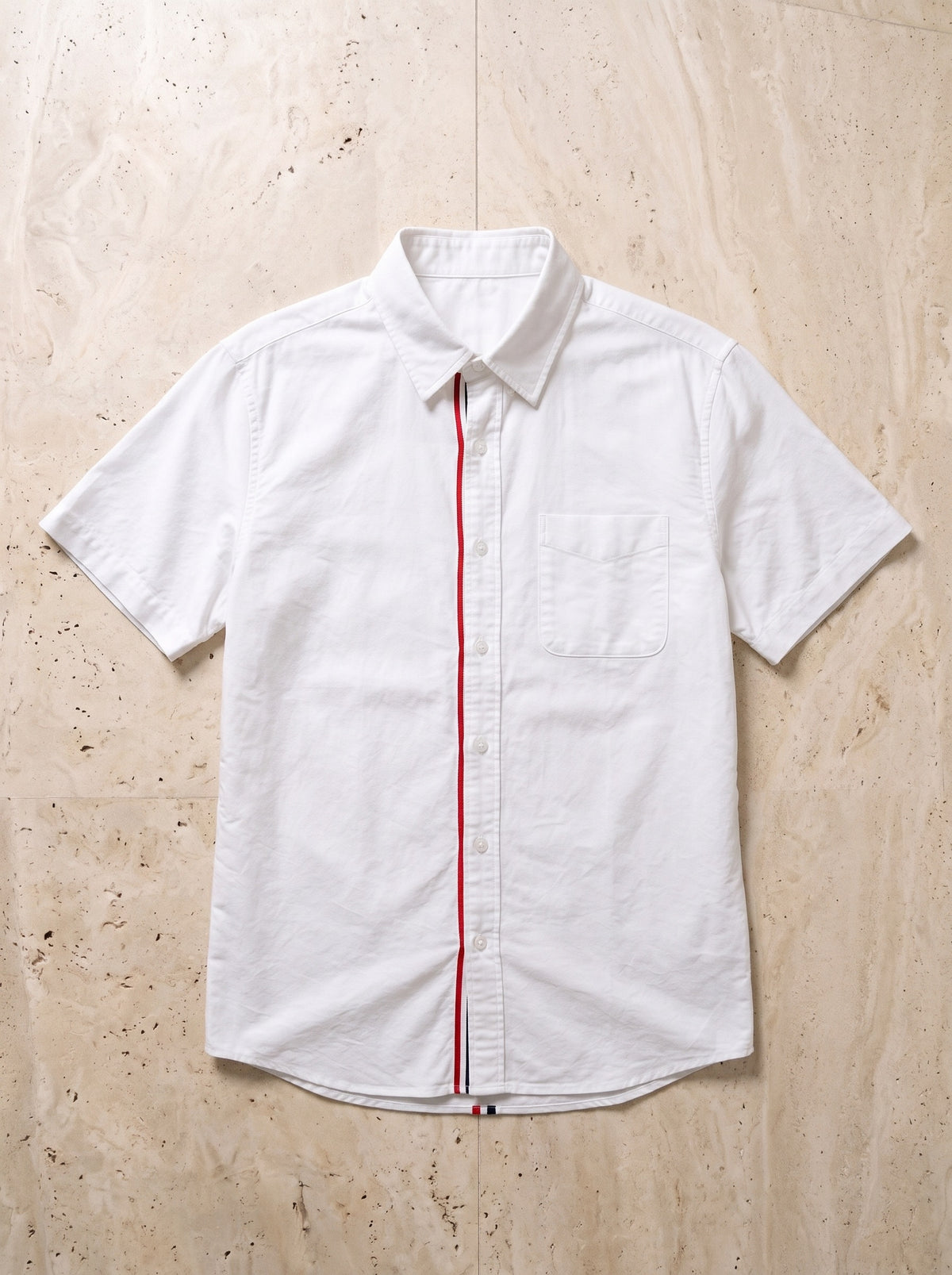 Camisa branca com faixa tricolor Stavanger – peça sozinha vista de cima