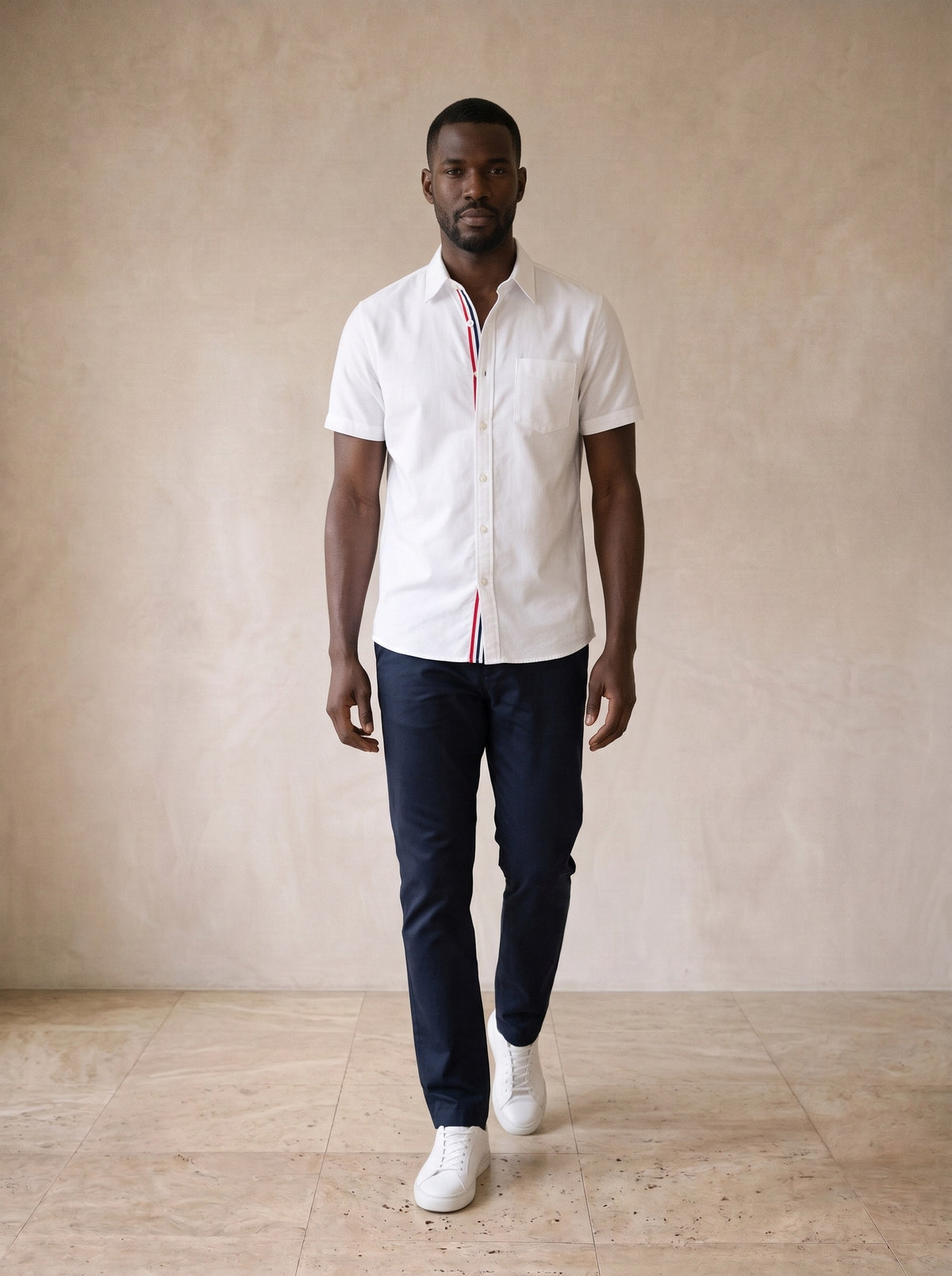 Camisa branca com faixa tricolor Stavanger – corpo inteiro, modelo caminhando