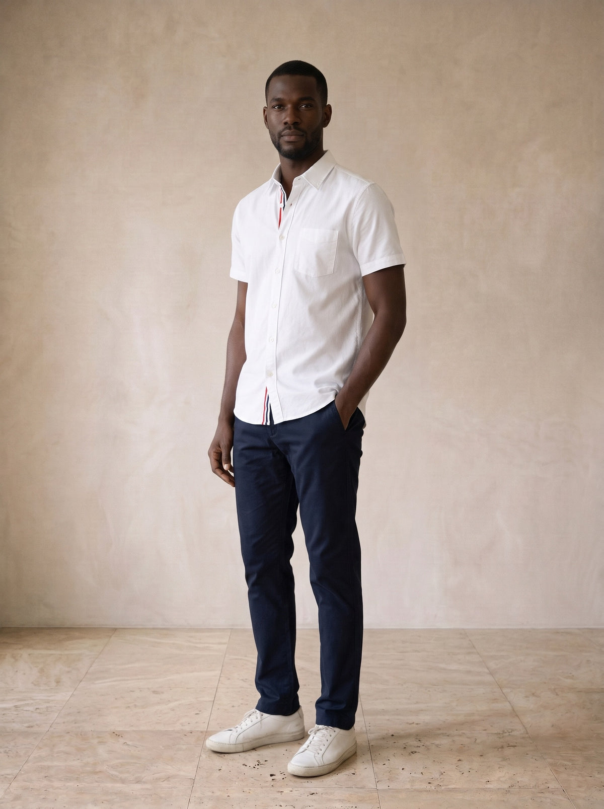 Camisa branca com faixa tricolor Stavanger – vista três quartos