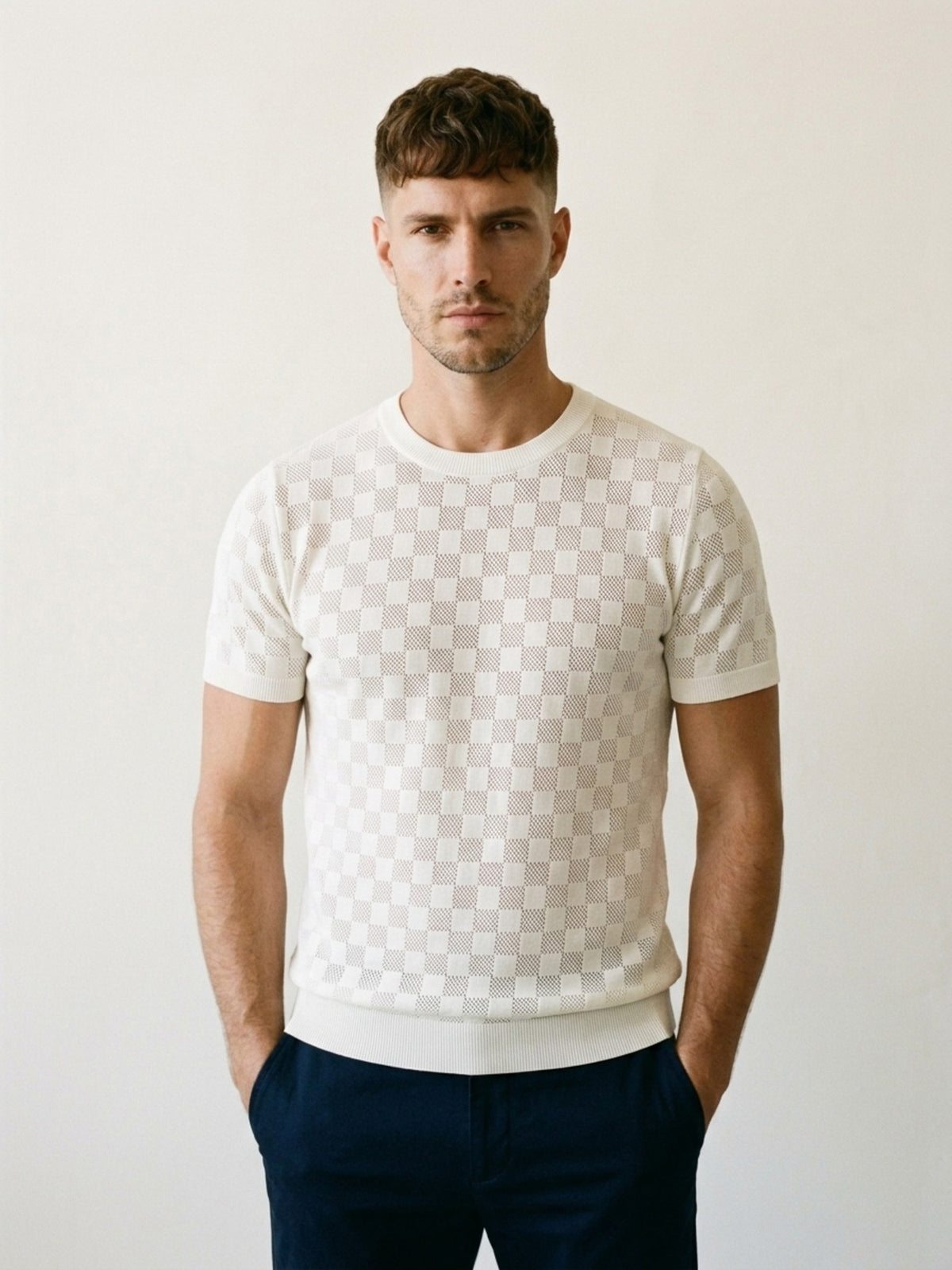 Branco | Camiseta de tricô Sartong Svolvær branco – vista de frente, recorte próximo