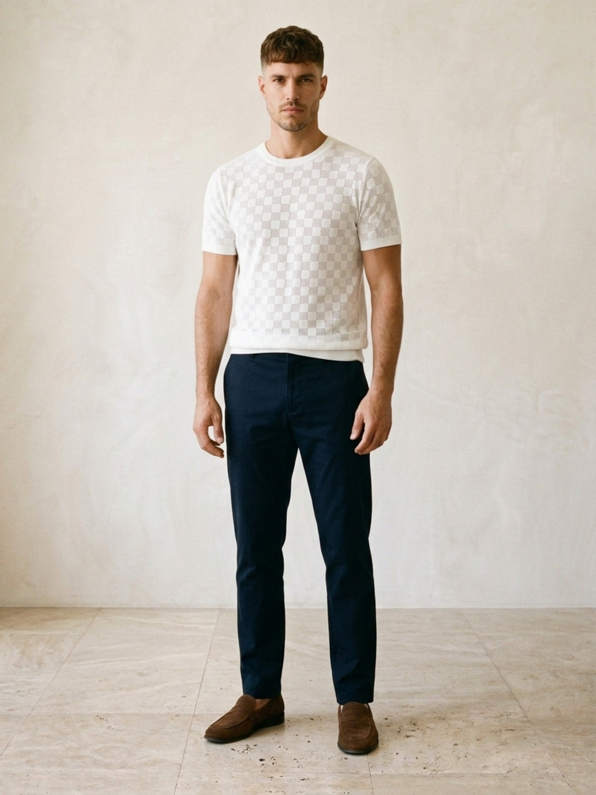 Branco | Camiseta de tricô Sartong Svolvær branco – vista de frente no modelo