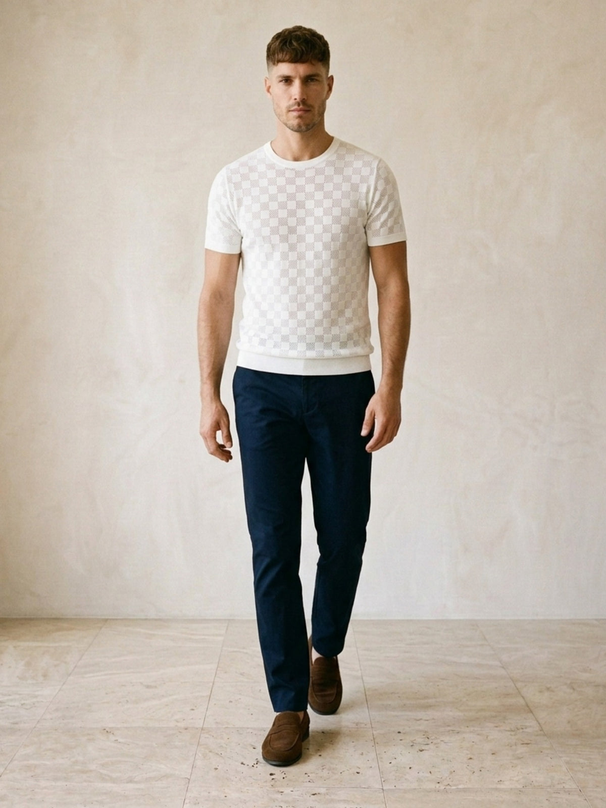Branco | Camiseta de tricô Sartong Svolvær branco – modelo caminhando