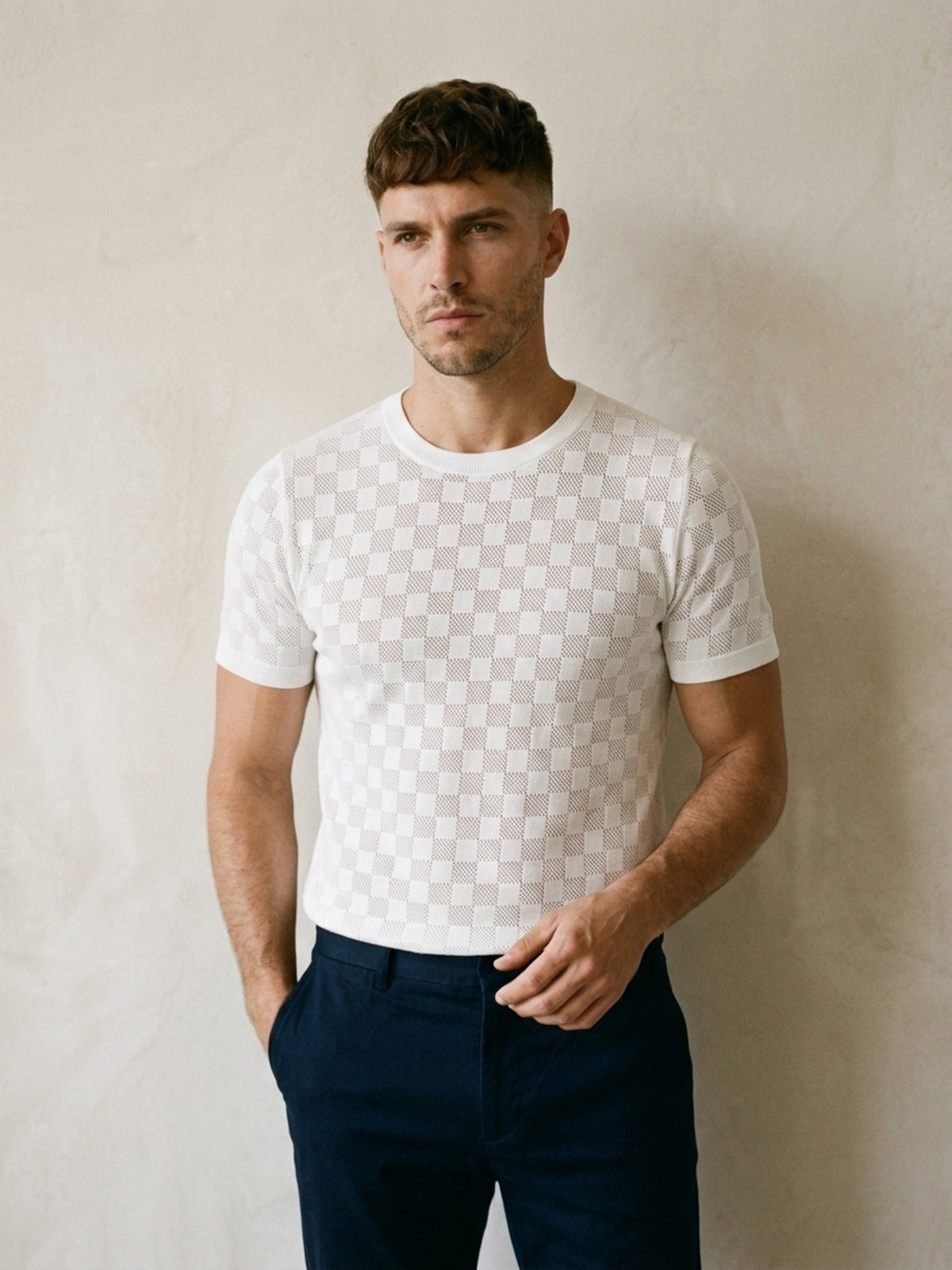 Branco | Camiseta de tricô Sartong Svolvær branco – detalhe da trama e da gola