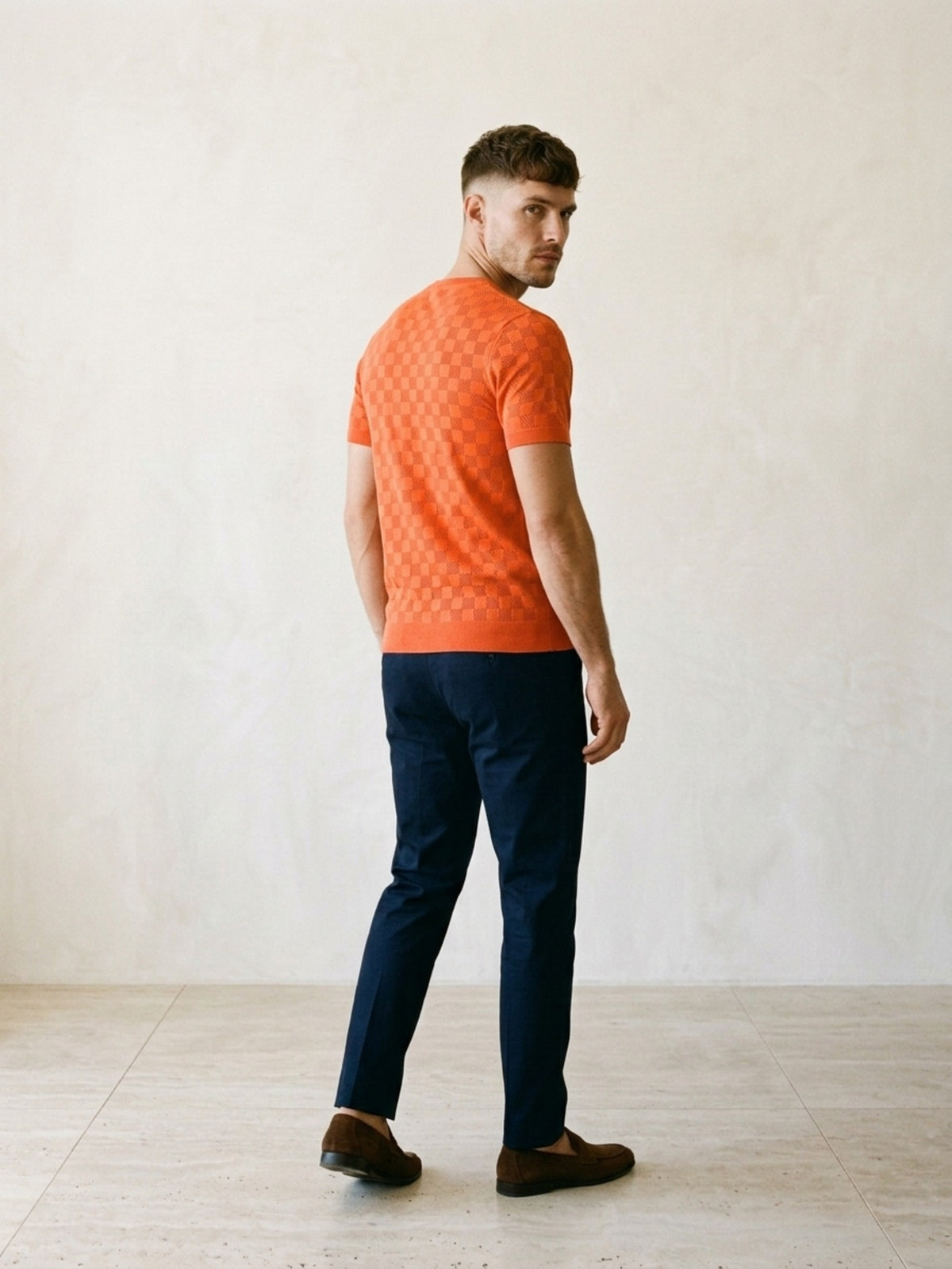 Laranja | Camiseta de tricô Sartong Svolvær laranja – costas, olhando por cima do ombro